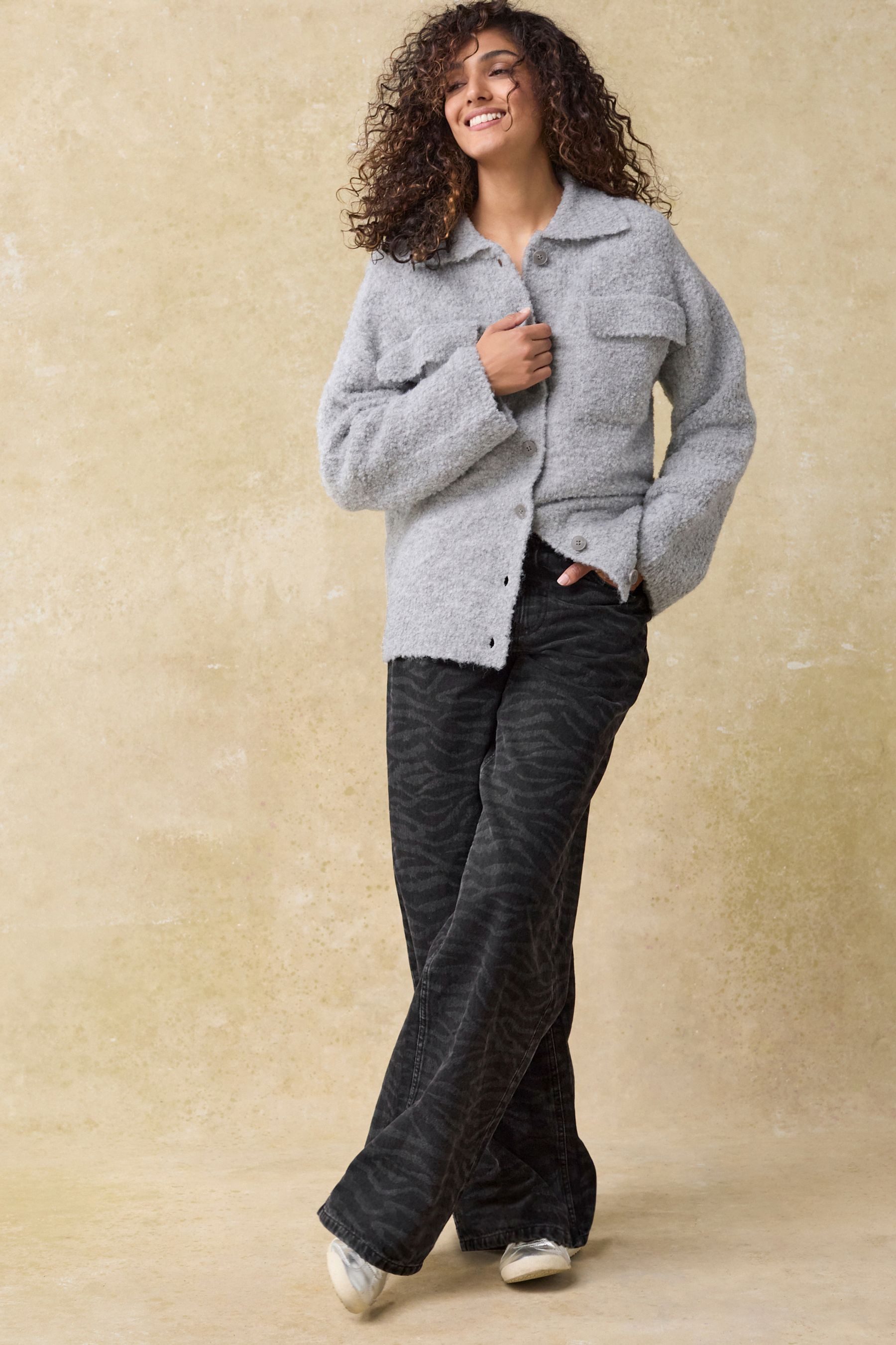 Next Strickjacke Gestrickte Jacke zum Knöpfen aus Bouclé mit Kragen (1-tlg)