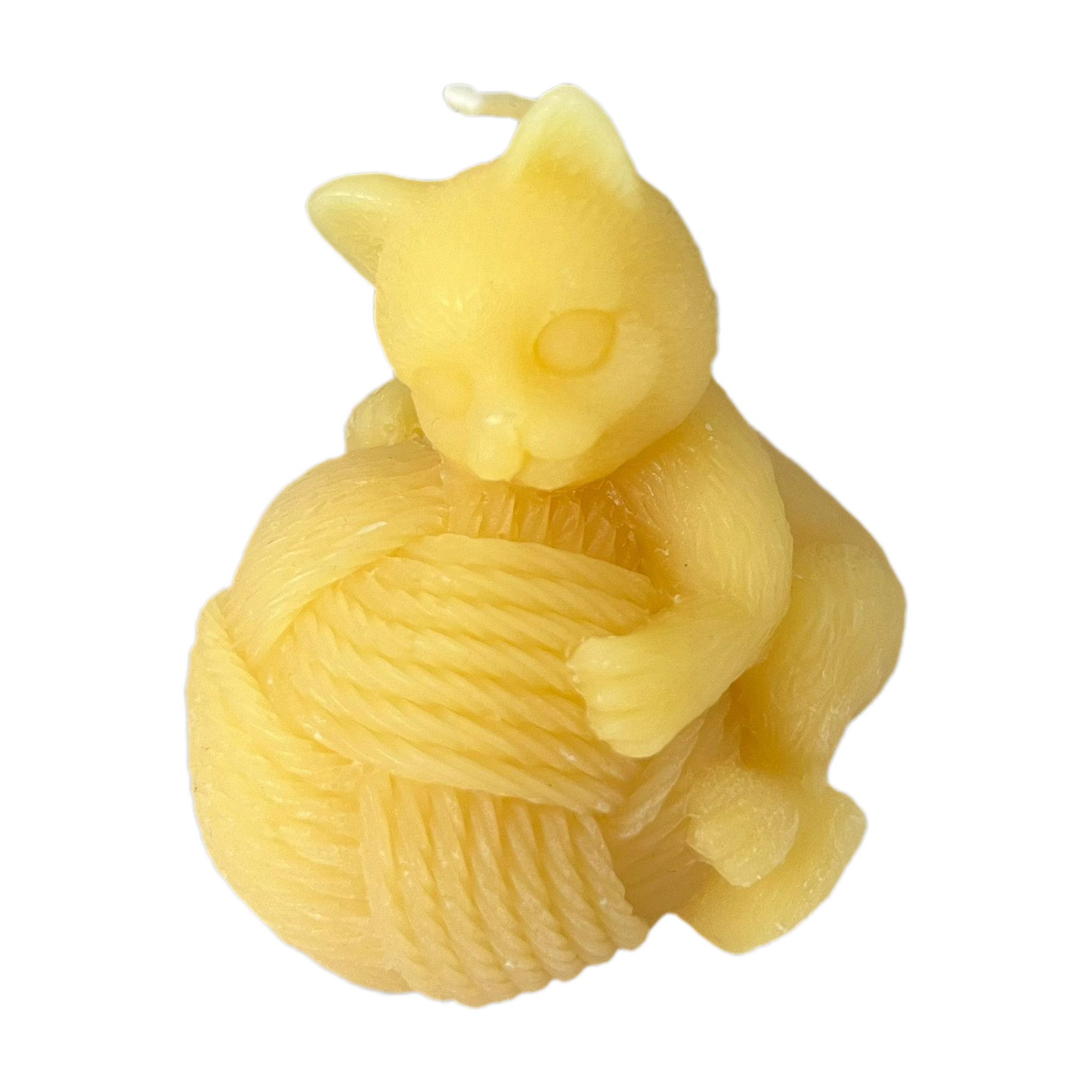 Aspinaworld Bienenwachskerze Katzen Kerze am Wollknäuel 7 cm natur – Kopf gesenkt (1-tlg)
