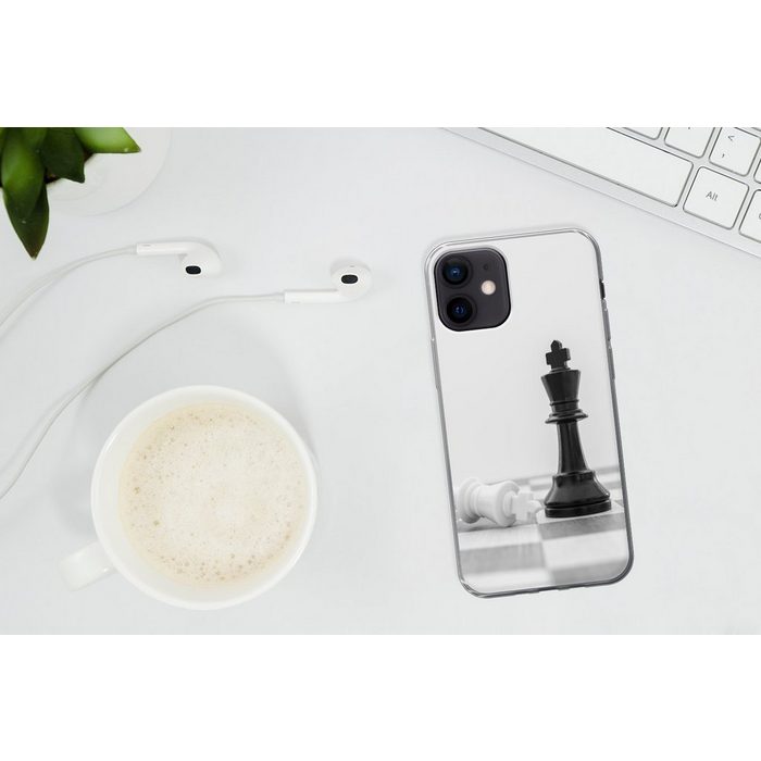 MuchoWow Handyhülle Der weiße und der schwarze König im Schach Handyhülle Apple iPhone 12 Smartphone-Bumper Print Handy ZV10876