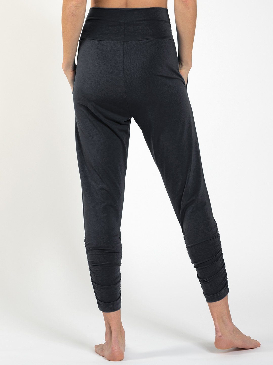 Magadi Yogahose Francis aus weichem Naturmaterial mit Taschen