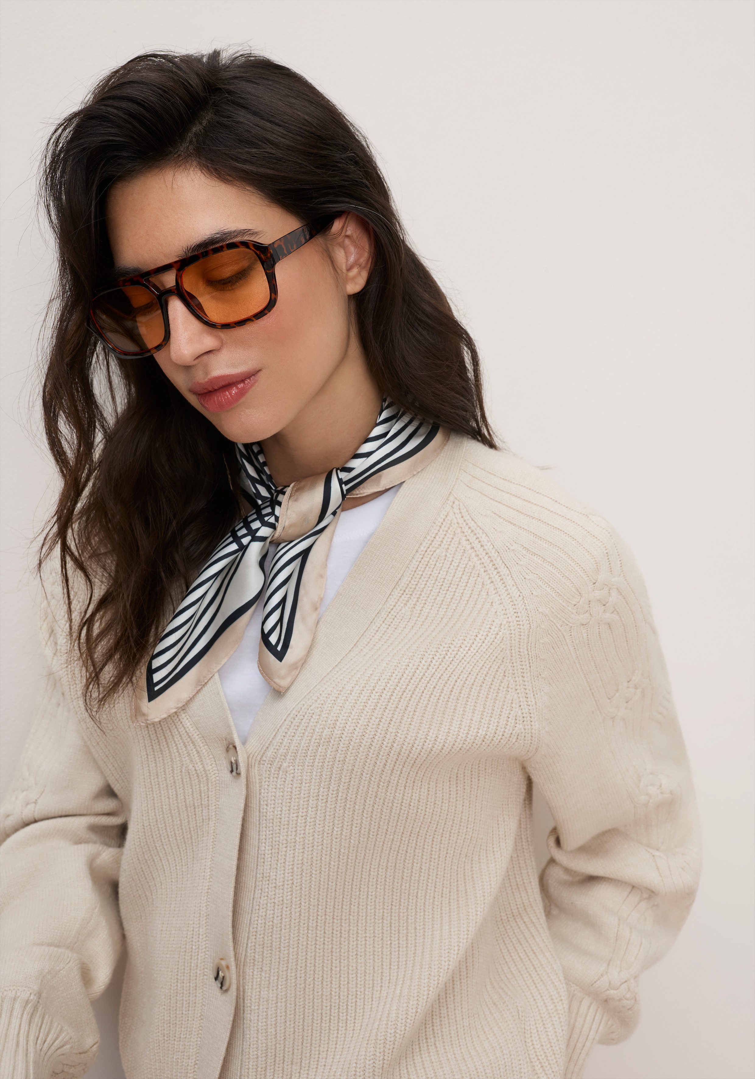 Tamaris Strickjacke mit V-Ausschnitt und Zopfstrickmuster aus weicher Viskosemischung