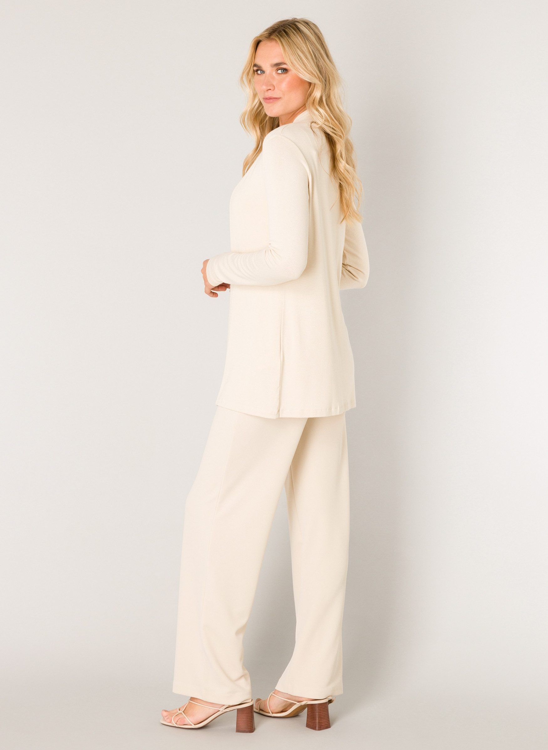 Base Level Strickjacke Yayla In elastischem Feinstrick