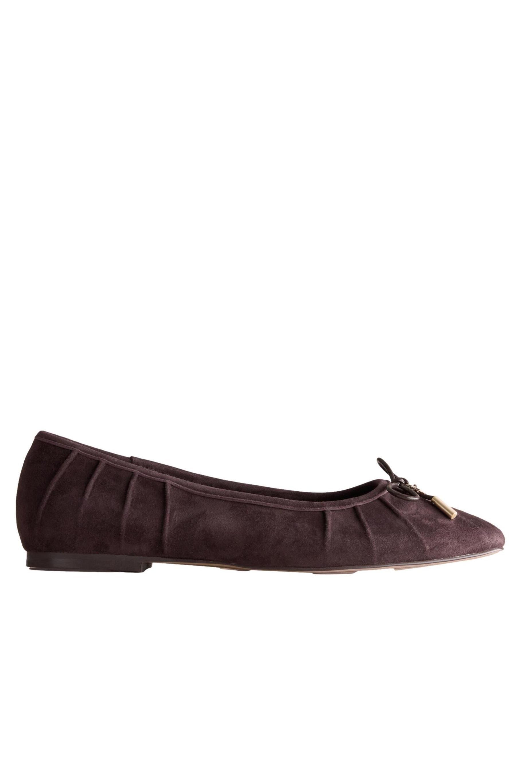 B by Ted Baker B by Ted Baker Ballerinas aus Leder mit Anhänger Ballerina