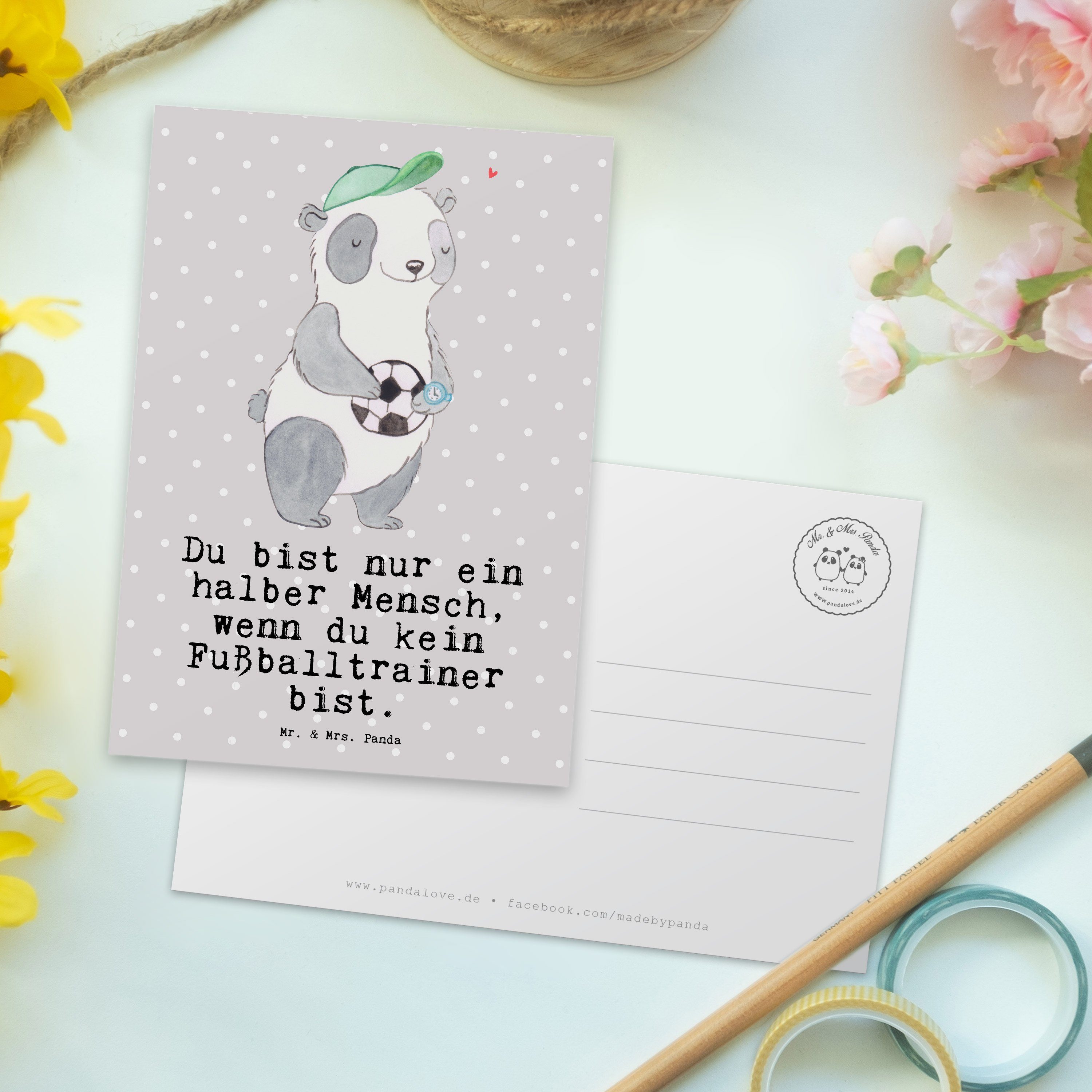 Mr. & Mrs. Panda Postkarte Fußballspiel, Geschenk, Dank Fußballtrainer Pastell mit Herz Grau - 