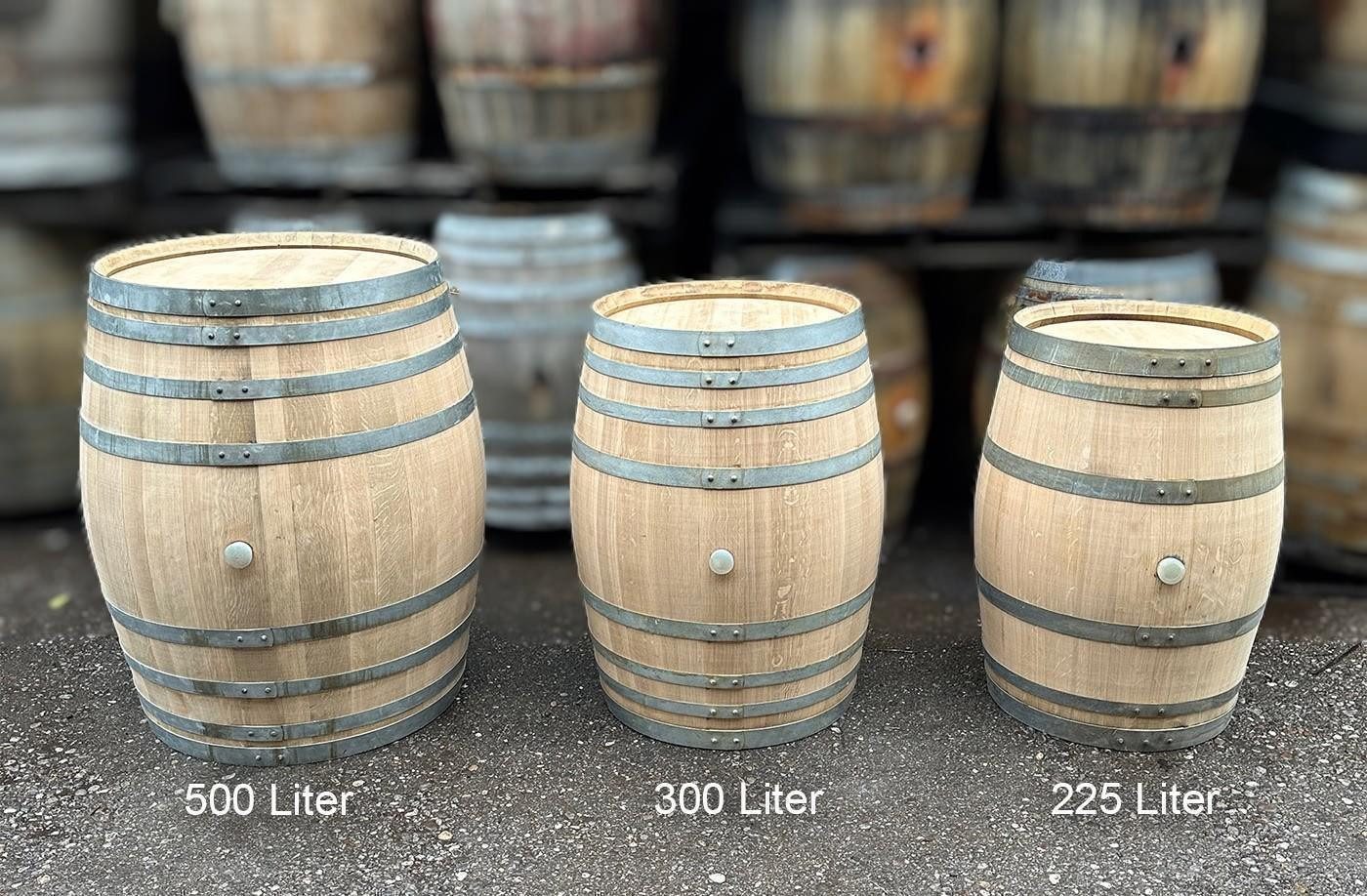 Temesso Stehtisch 300L GESCHLIFFENES Weinfass mit silbernen Ringen als Stehtisch, Deko