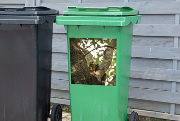 MuchoWow Wandsticker Kleine Tiere in einem Baum (1 St), Mülleimer-aufkleber, Mülltonne, Sticker, Container, Abfalbehälter