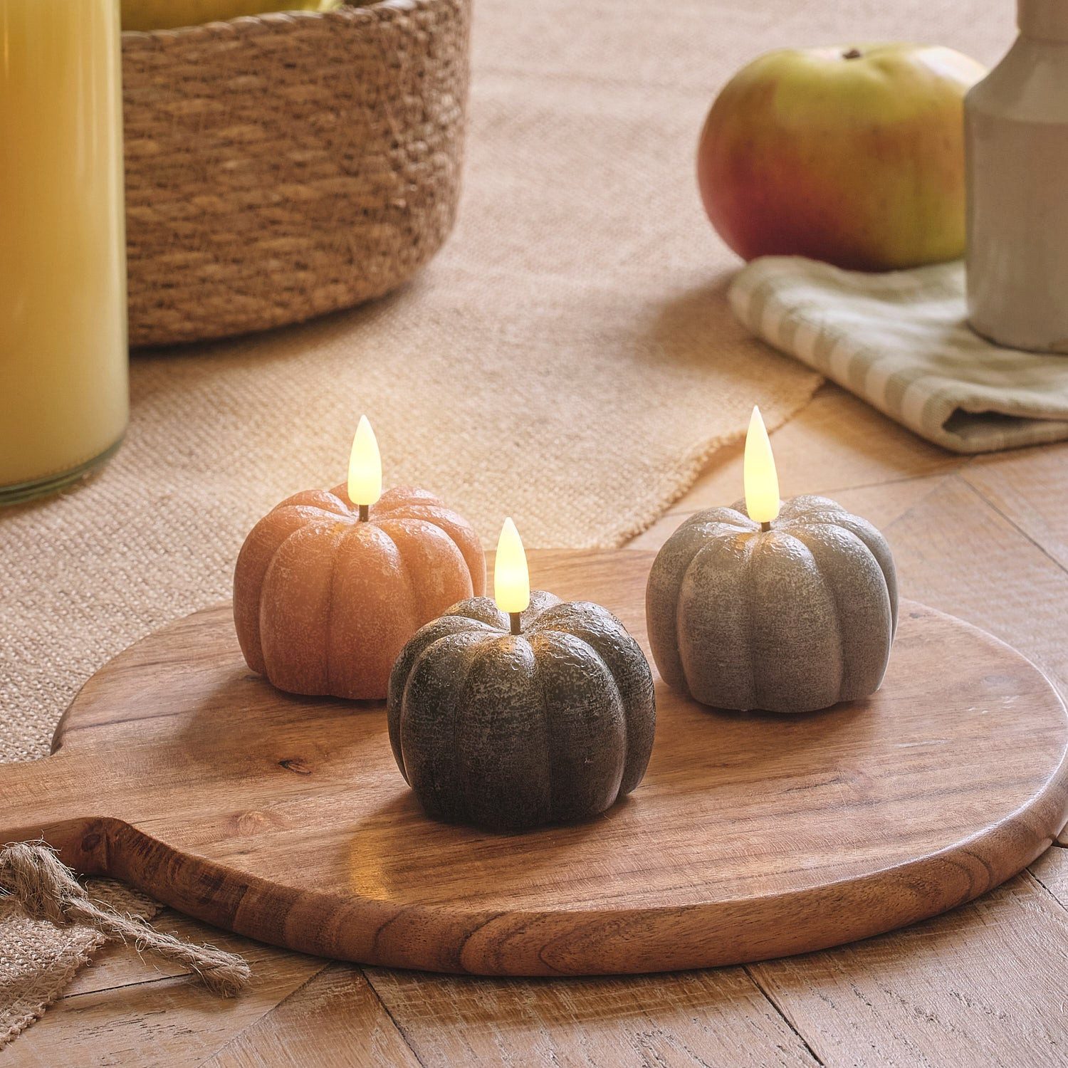 Lights4fun LED-Kerze 3 Mini TruGlow® LED-Kerzen in Kürbisform im Distressed-Look mit Fernbe