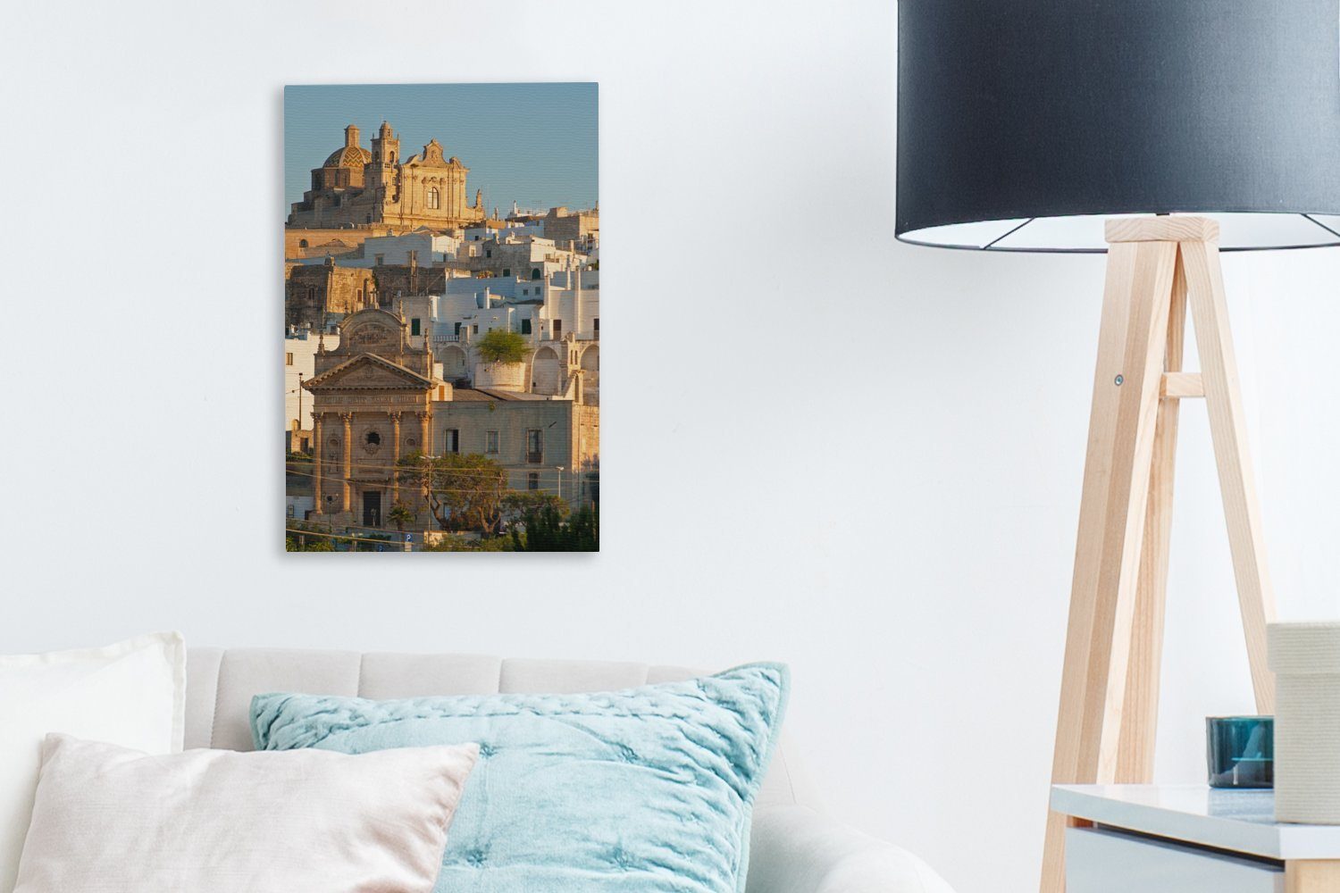 20x30 Hintergrund, bespannt Leinwandbild inkl. OneMillionCanvasses® Italien Zackenaufhänger, dem St), im Ostuni in Leinwandbild mit Gemälde, Martire (1 fertig Vito cm Heiligen