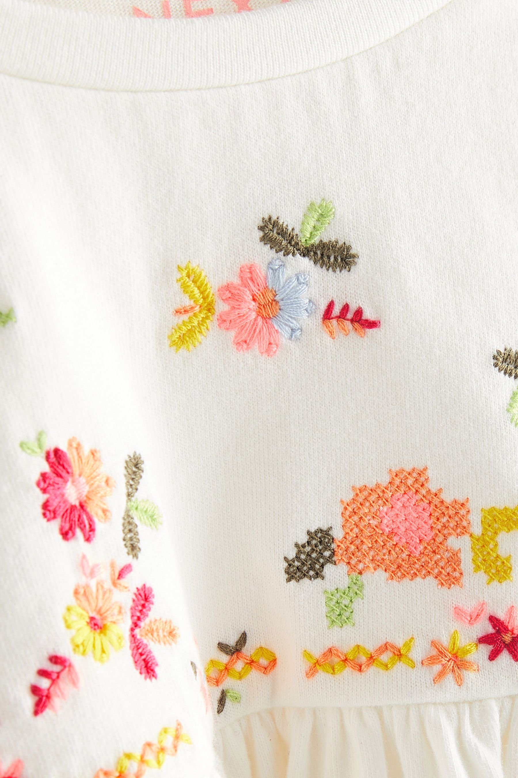 Next (2-tlg) Shorts Embroidered & und Set Kurzarmoberteil Shorts Floral T-Shirt im Scallop White