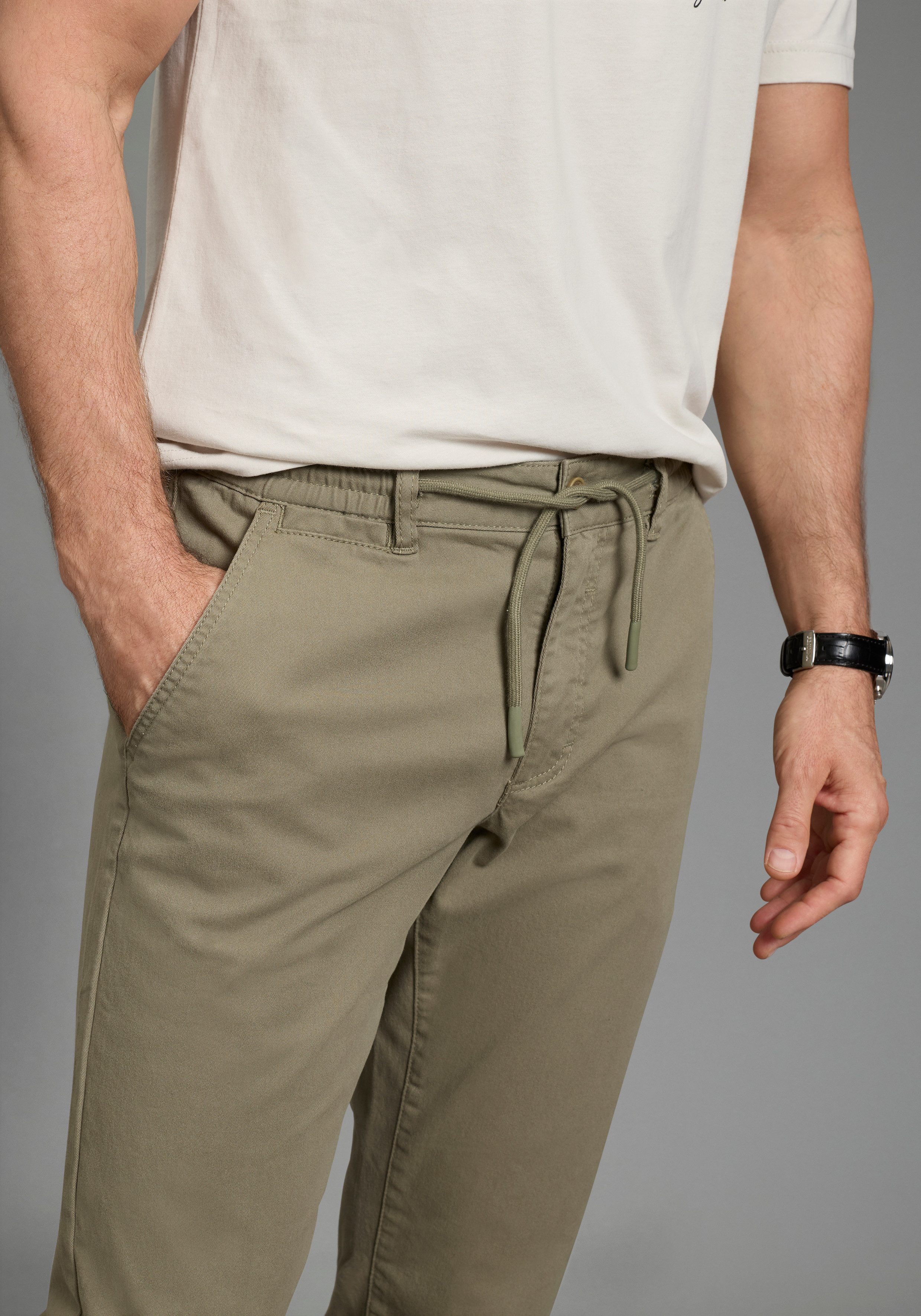 Man's World Dehnbund-Hose Dehnbund Chino gerade geschnitten, mit Eingrifftaschen und Gesäßtaschen, unifarben