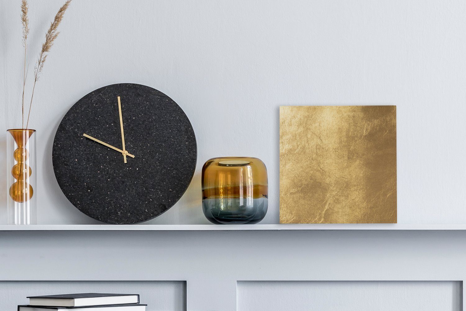 OneMillionCanvasses® Leinwandbild Licht fällt auf eine goldene Wand, Fotodruck (1 St), Wandbild, Deko Schlafzimmer Wohnzimmer Flur 20x20 cm