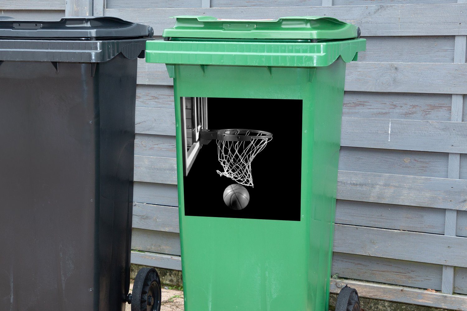 Korb Mülleimer-aufkleber, Wandsticker Basketball einem Sticker, Schwarz am auf und Ein MuchoWow (1 schwarzen Container, Abfalbehälter - Mülltonne, St), Hintergrund