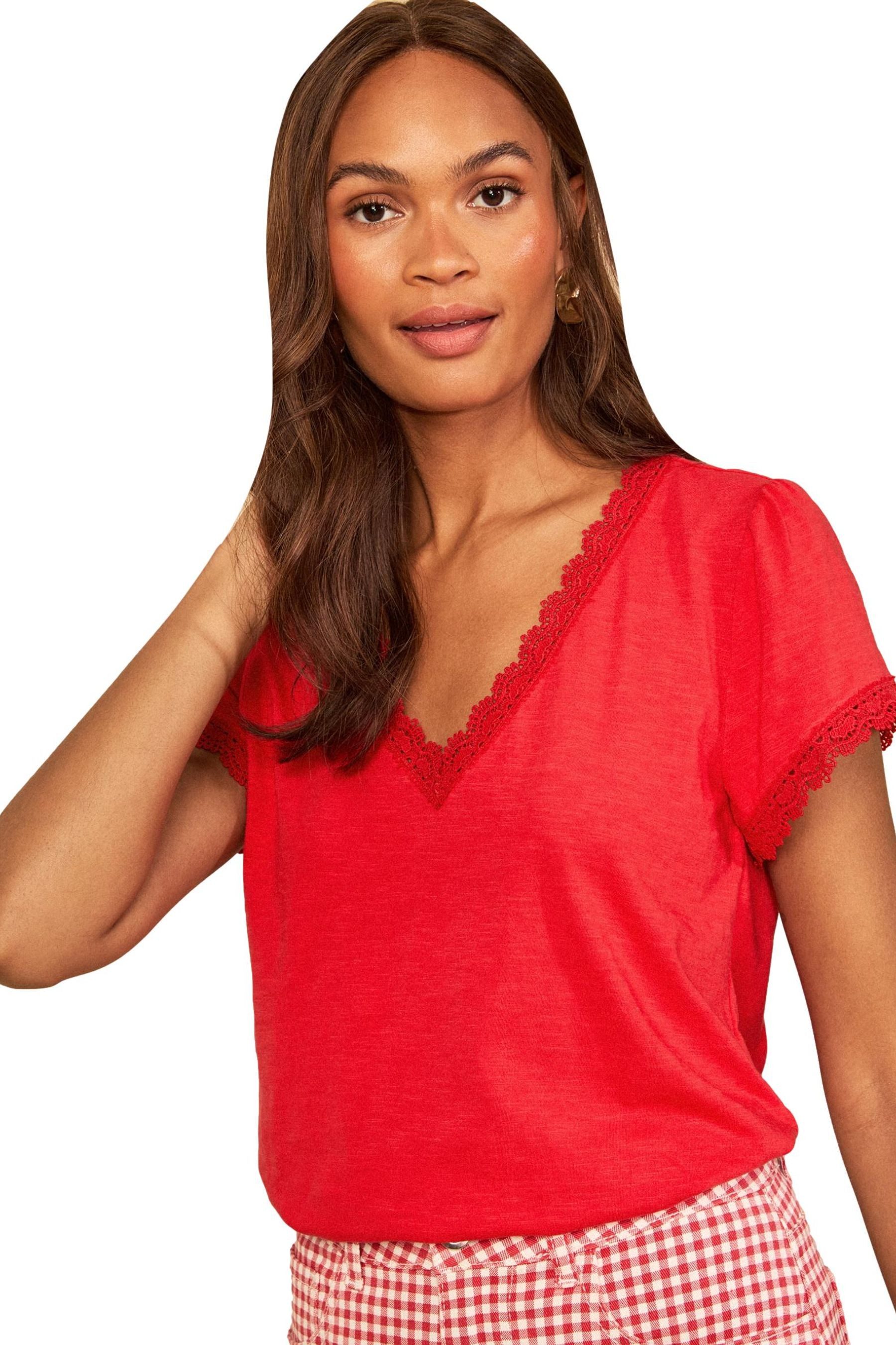 V-Shirt Love & Roses Top mit Flatterärmeln und Spitze