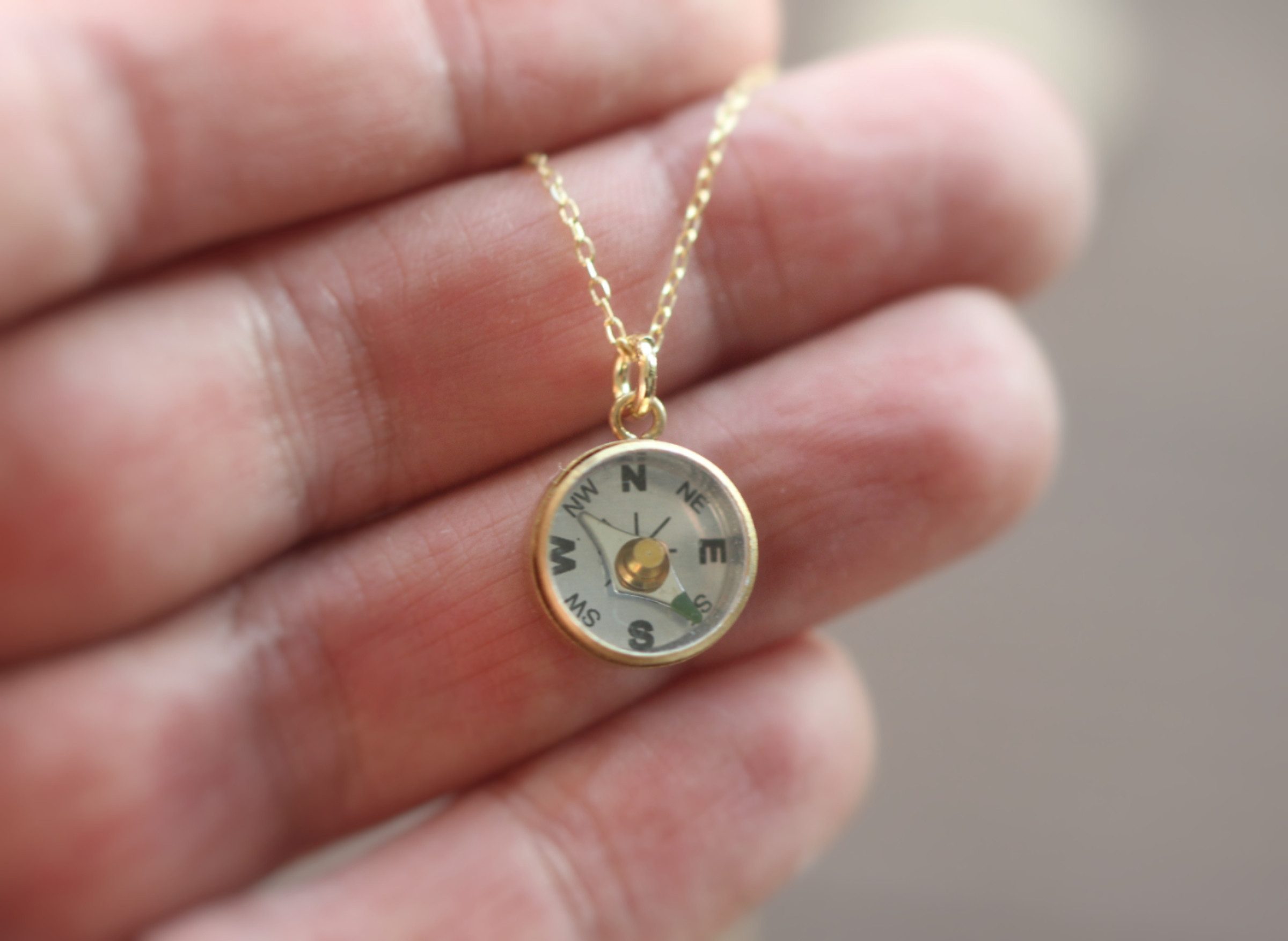 Villa Sorgenfrei Schmuckmanufaktur Silberkette Kleine Kompasskette gold. Funktionierender Kompass