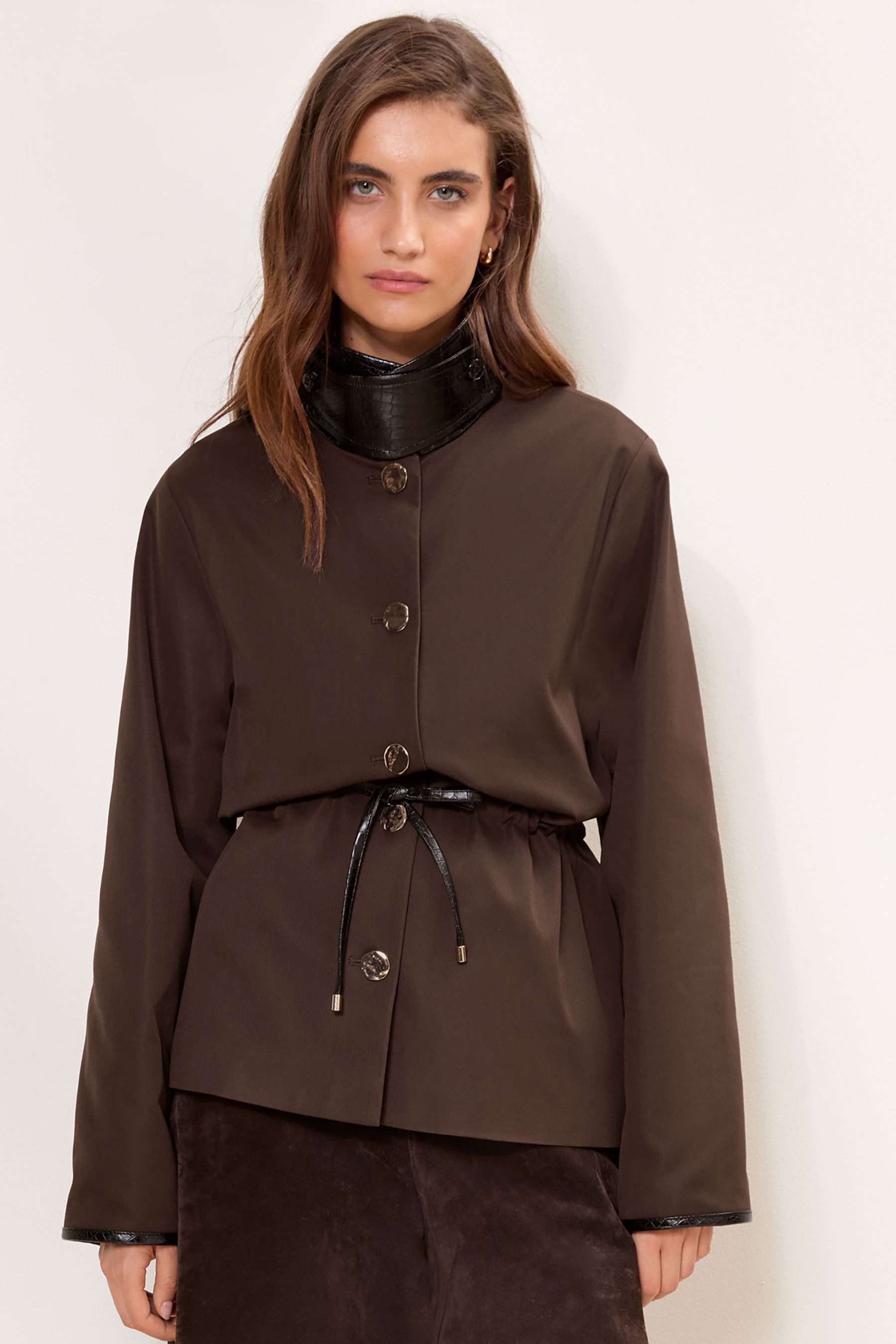 LIPSY Trenchcoat Lipsy Kurzer Trenchcoat mit PU-Kragen, Regular (1-tlg)