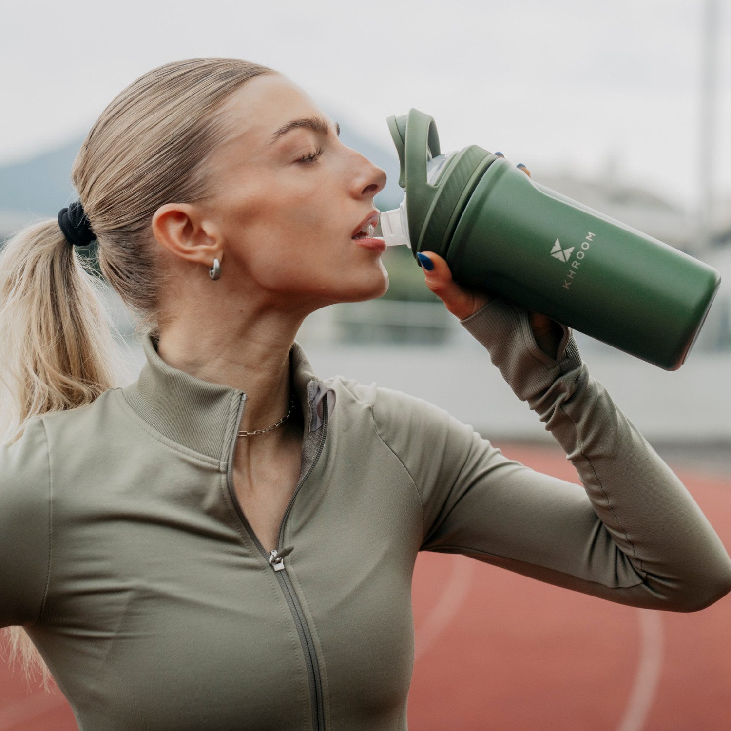 Khroom Protein Shaker aus Edelstahl mit Thermofunktion, 700ml, Fitness Eiweiß Shaker, (12h kalt/warm, spülmaschinenfest), Thermofunktion