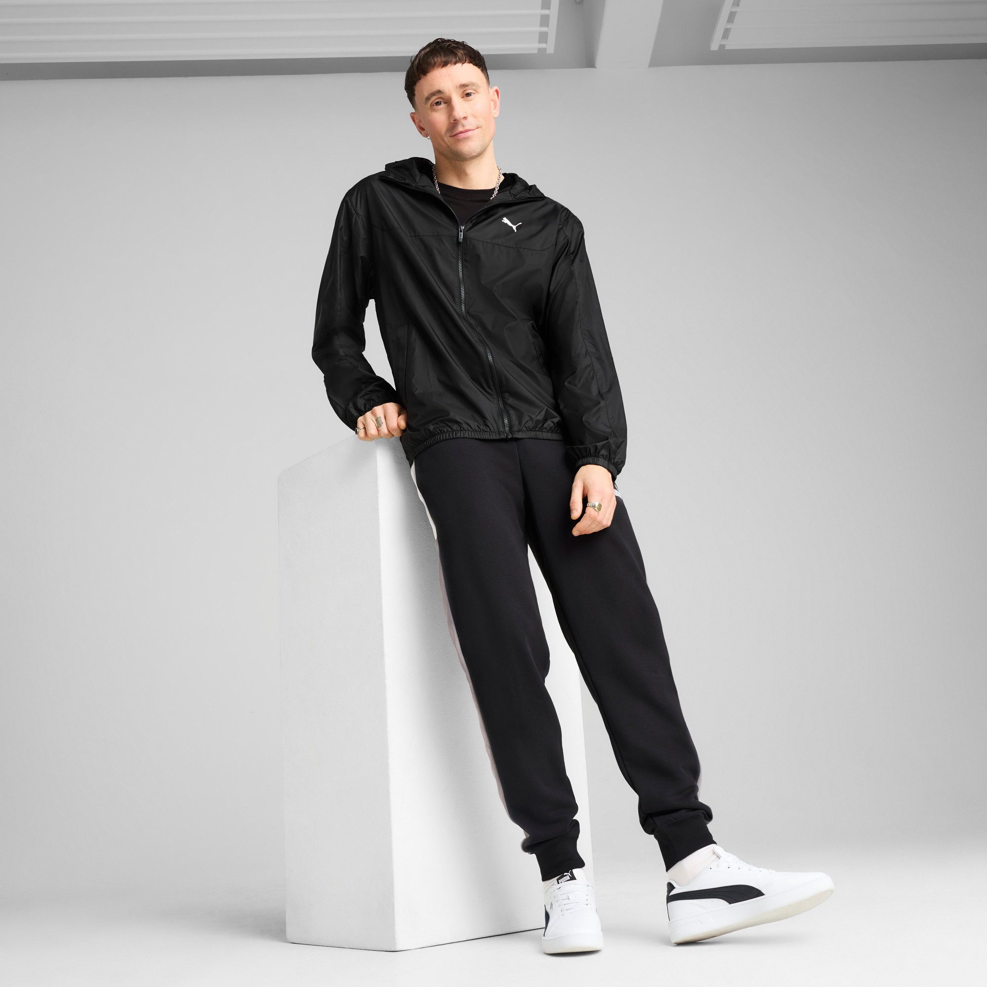 PUMA Windbreaker ESS REGULAR WINDBREAKER mit kuscheliger Kapuze, wasserabweisend, mit Eingrifftaschen hinten