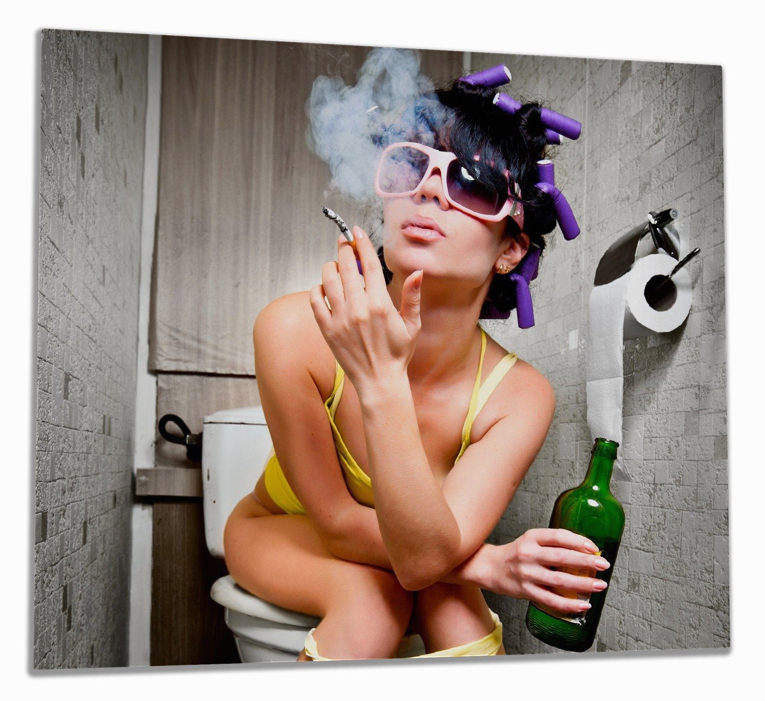 Wallario Herd-Abdeckplatte Kloparty - Sexy Frau auf Toilette Zigarette & Schnapsflasche - farbig, ESG-Sicherheitsglas, (Glasplatte, 1 tlg., inkl. 5mm Noppen), verschiedene Größen