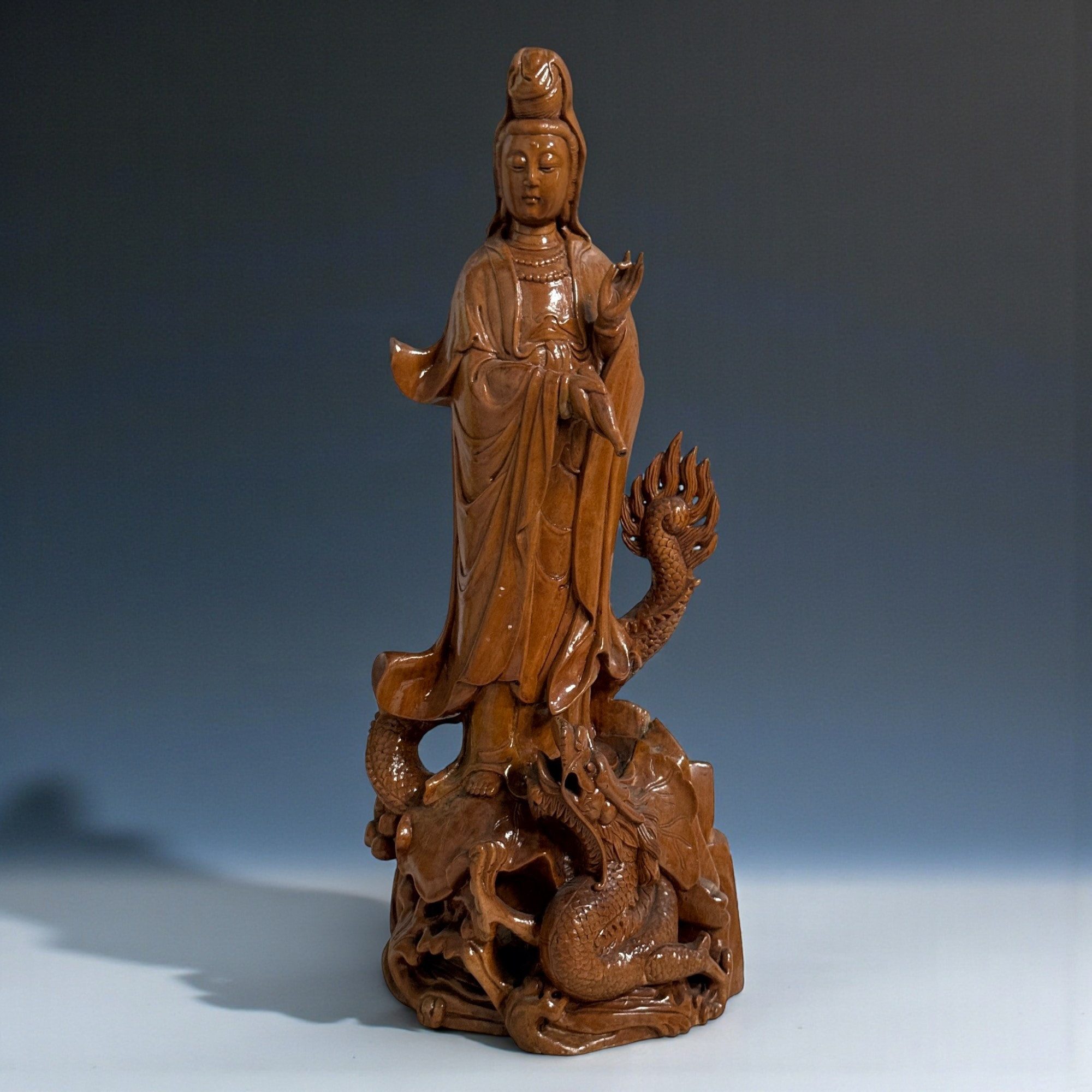 Asien LifeStyle Buddhafigur Guanyin auf Drache Holzfigur lackiert China ca. 50 Jahre