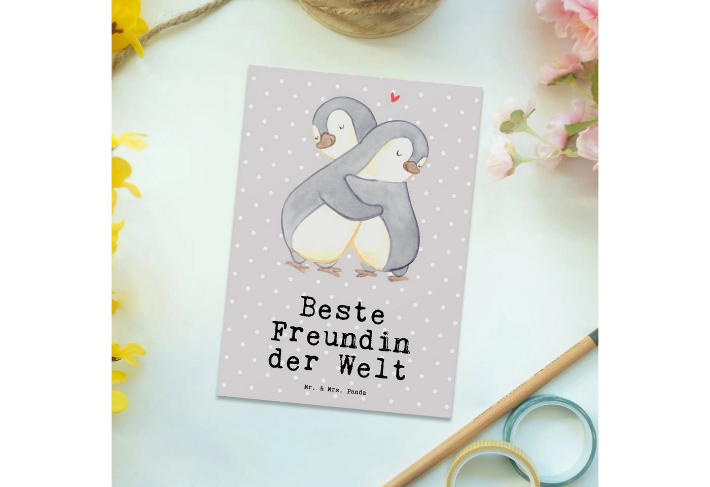 Thumbnail - Mr. & Mrs. Panda Postkarte Pinguin Beste Freundin der Welt - Grau Pastell - Geschenk, bff, für, Charmantes Design