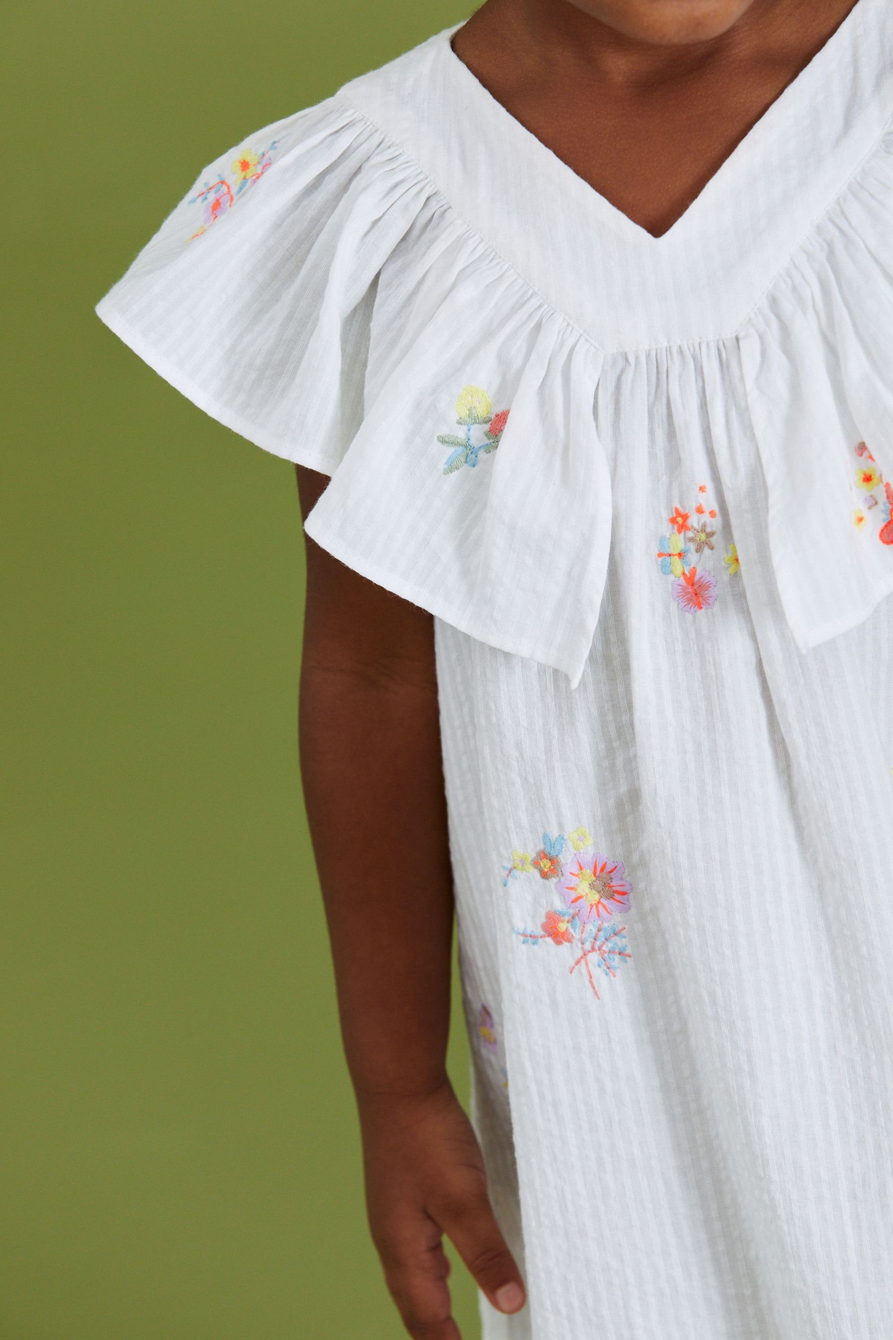 aus Sommerkleid (1-tlg) Rüschenkleid Embroidered Baumwolle Next White