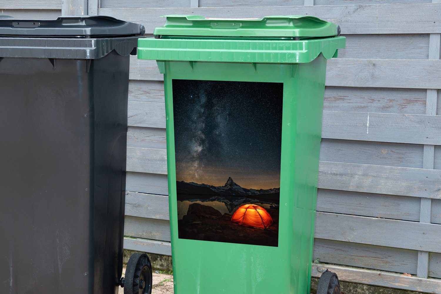 Ein Nacht in Sticker, rotes Zelt Container, (1 Abfalbehälter Mülleimer-aufkleber, Licht der mit Mülltonne, Wandsticker St), MuchoWow