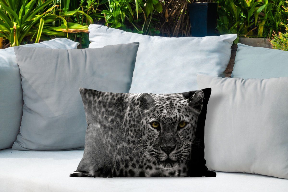 Dekokissen Schwarz-Weiß-Foto MuchoWow farbigen eines Outdoor-Dekorationskissen, Kissenhülle Polyester, Leoparden, Dekokissenbezug,