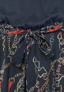 LASCANA Sommerkleid (mit Bindegürtel) eleganter Kettenprint, kurzes Sommerkleid mit Taschen, T-Shirtkleid