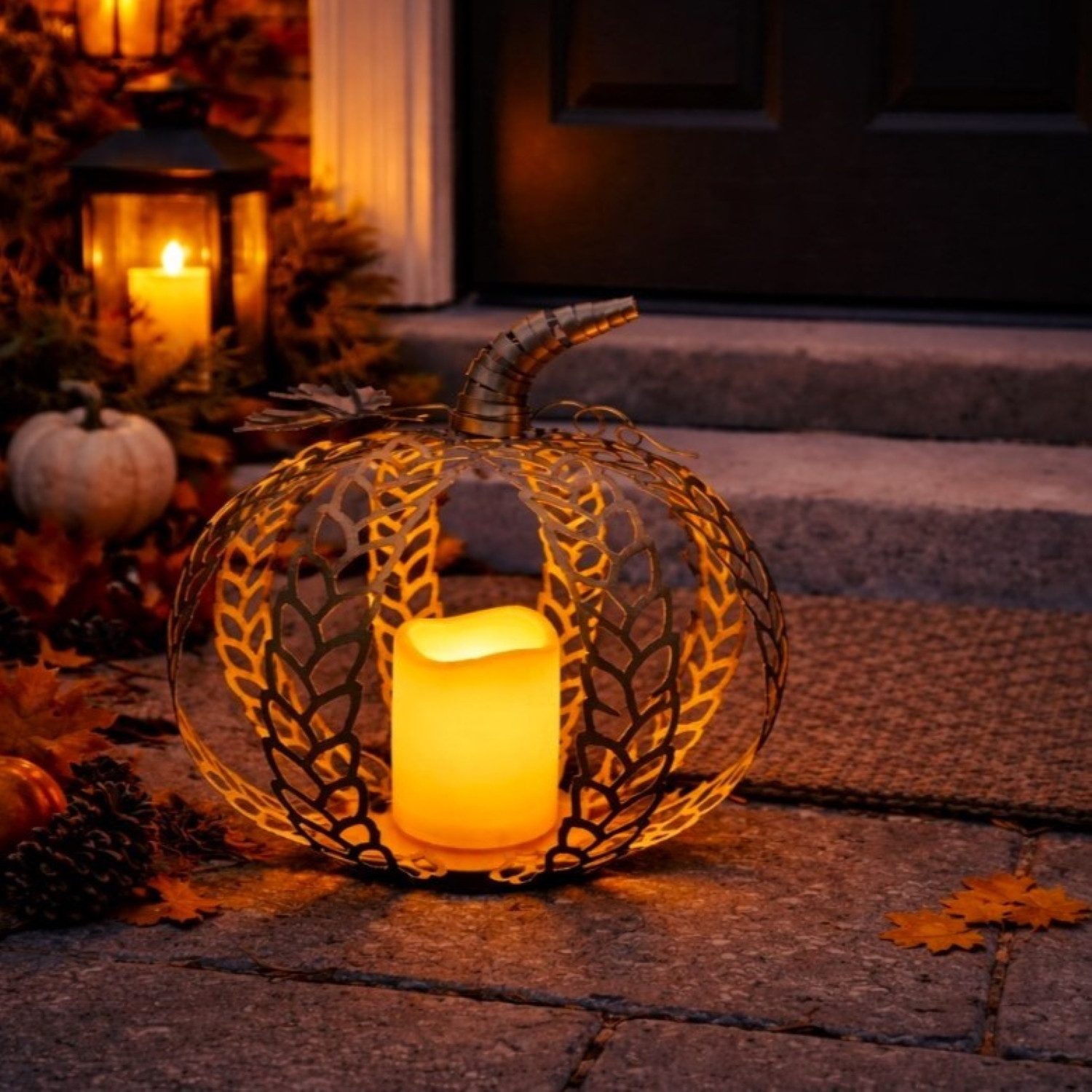 Online-Fuchs LED-Dekofigur Kürbis aus Metall mit LED-Kerze & Timer - Herbstdeko für draußen (6-Stunden Timerfunktion, 24 cm groß), filigran gearbeites Blatt und Stiel in goldenen Farben
