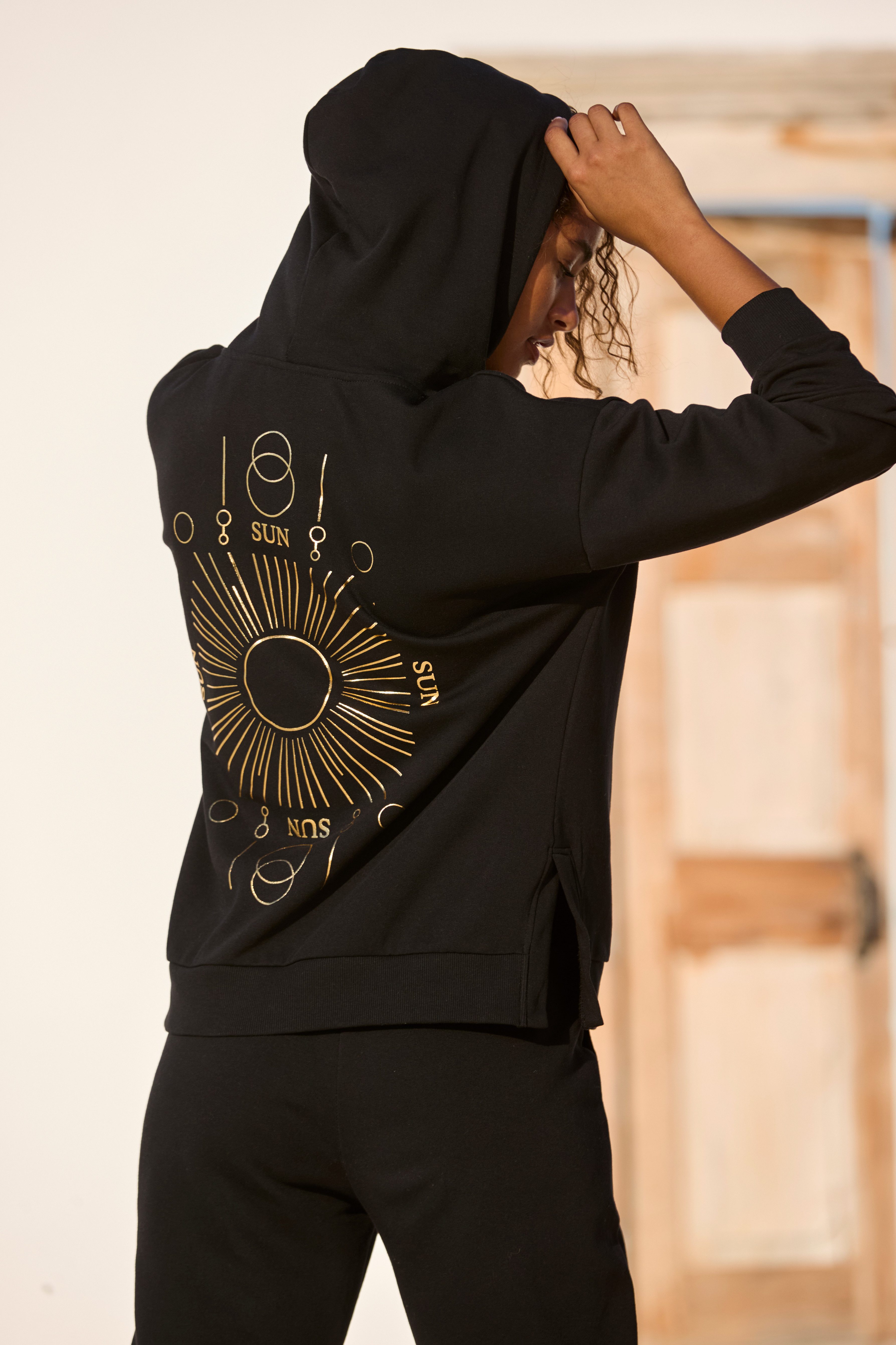 Buffalo Hoodie Kapuzensweatshirt mit großem Rückenprint- mit Glanz-Effekt, Loungewear