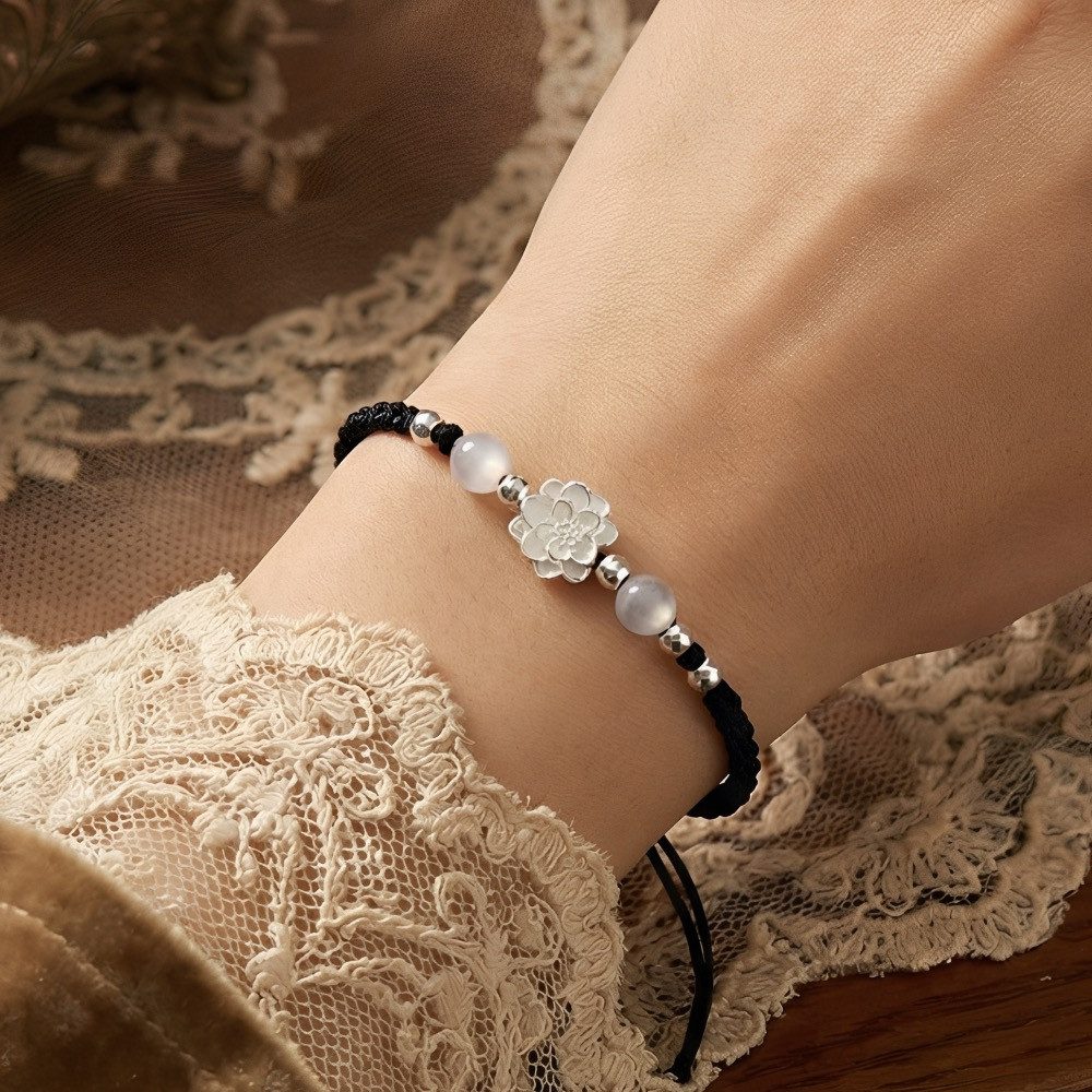 The Beauty House Armband Edelstein Armband mit Perlen & Blütenmotiv, – Eleganter Damenschmuck in Schwarz & Weiß