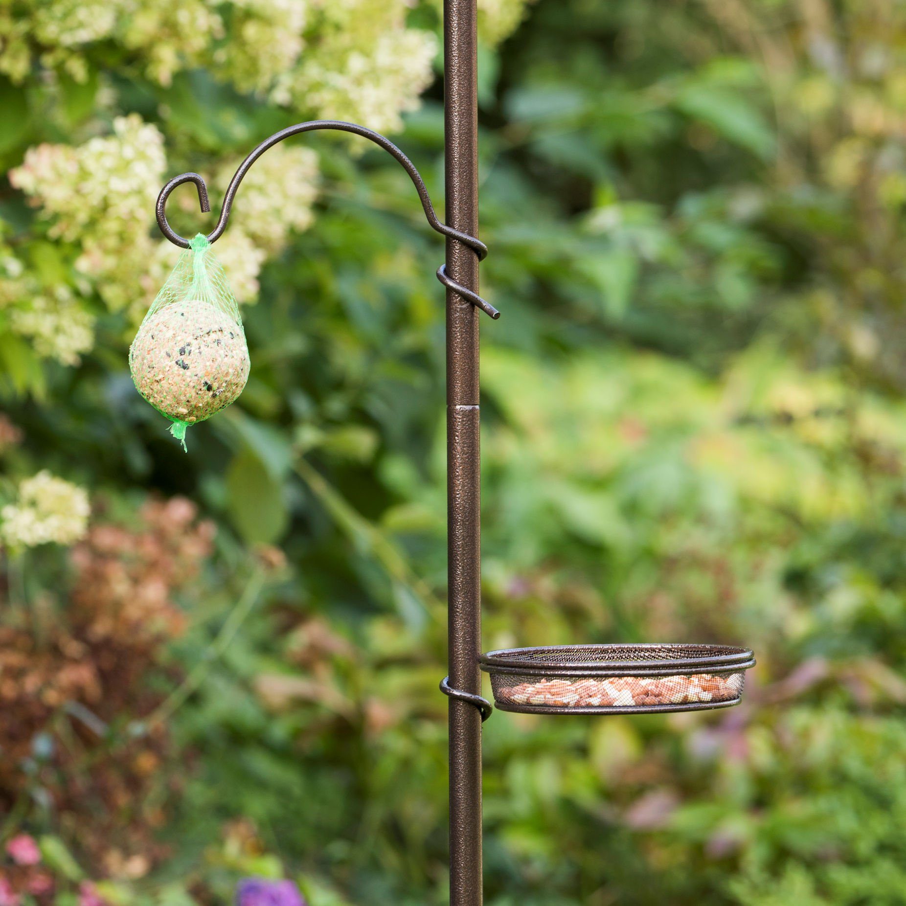Spetebo Futterball Vogel Futterstation mit Meisenknödel Halter, Vogelfutter Stelle aus Stahl - Futter Spender mit Futterschale