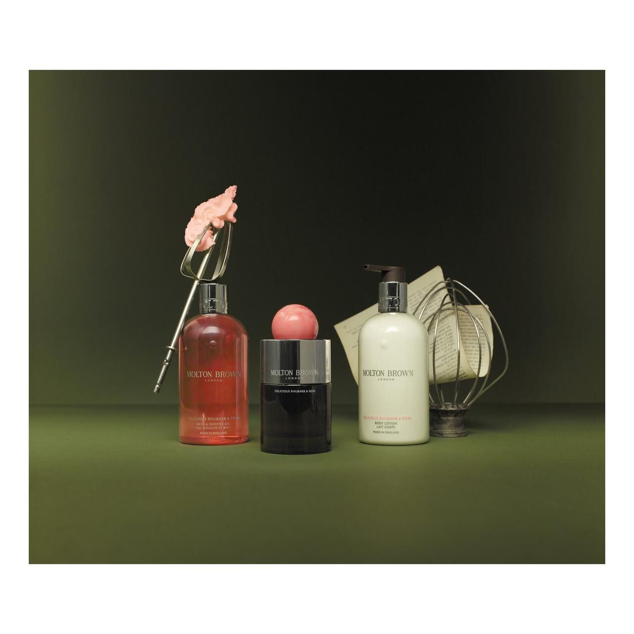 MOLTON BROWN Duftkerze Delicious Rhubarb & Rose Duftkerze, für Alle Hauttypen