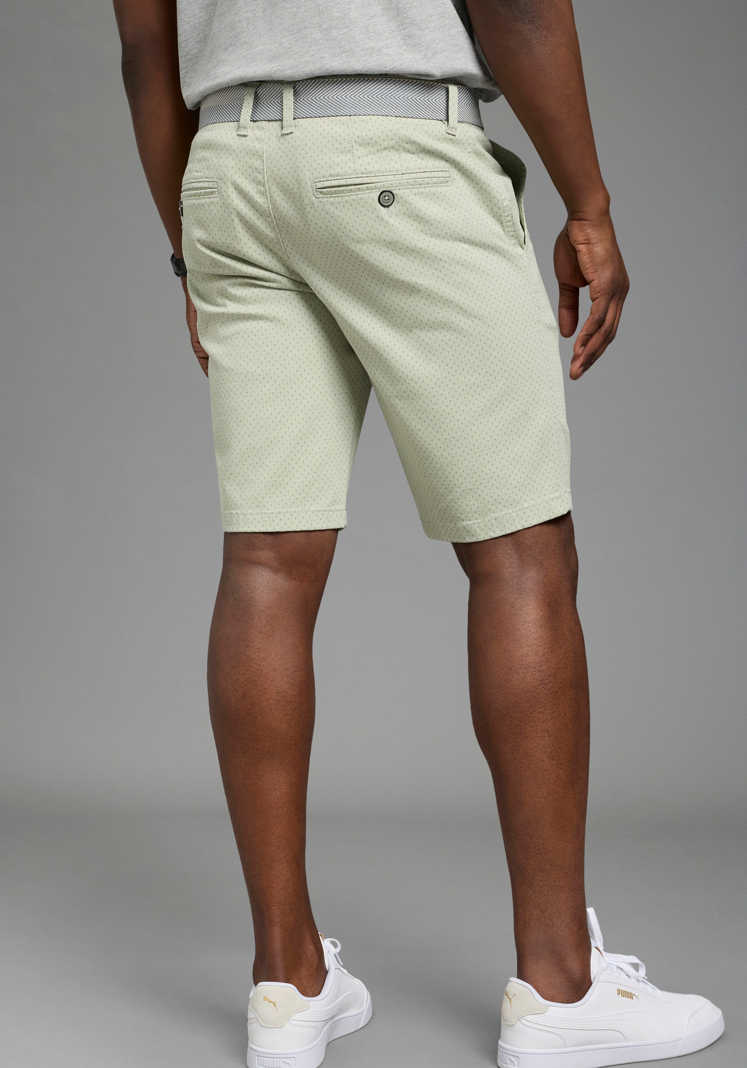 DELMAO Shorts kniefrei, gerades Bein, mit Eingrifftaschen und Gesäßtaschen. € 34,99, (€ 34,99 pro 1 Stk).