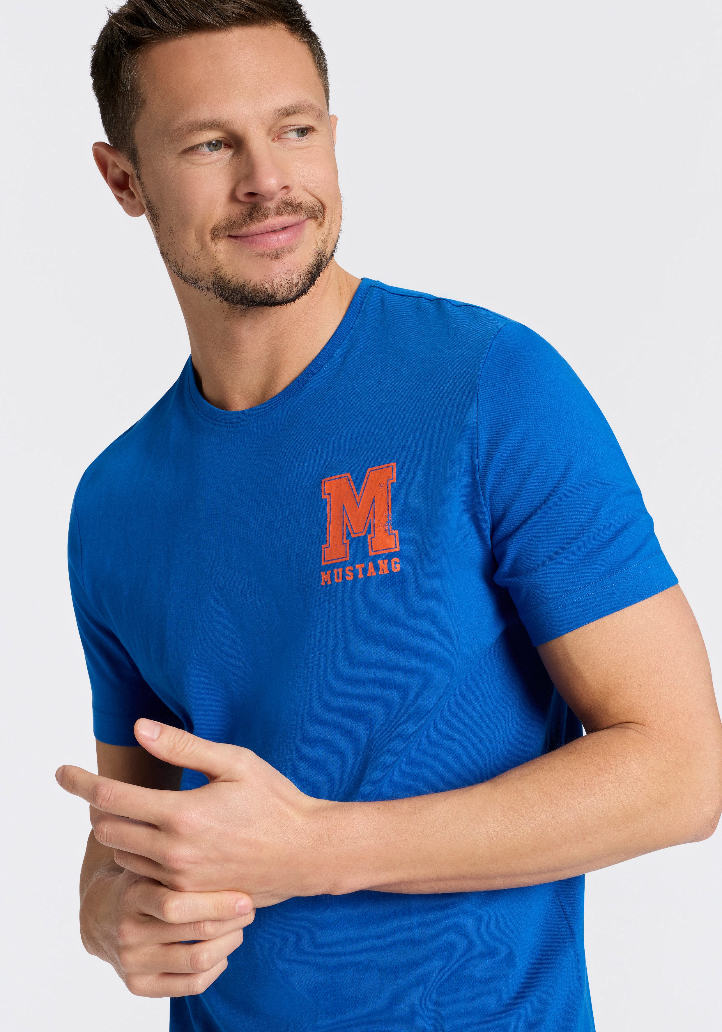 MUSTANG Rundhalsshirt Alex Logo Brust normale Passform, Kurzarm-Design, lässiger Stil