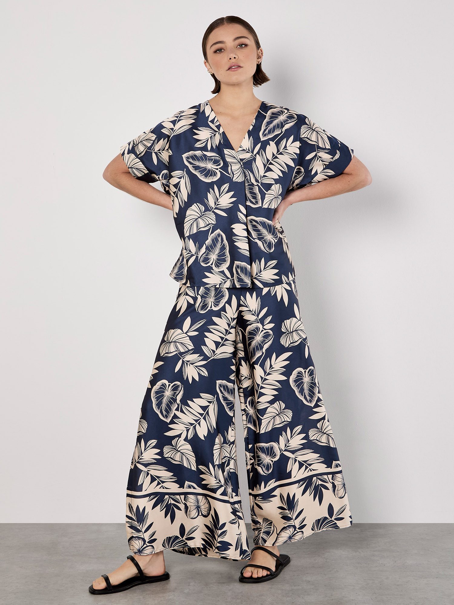 Apricot Palazzohose Satinhose mit Palmenblätterdruck