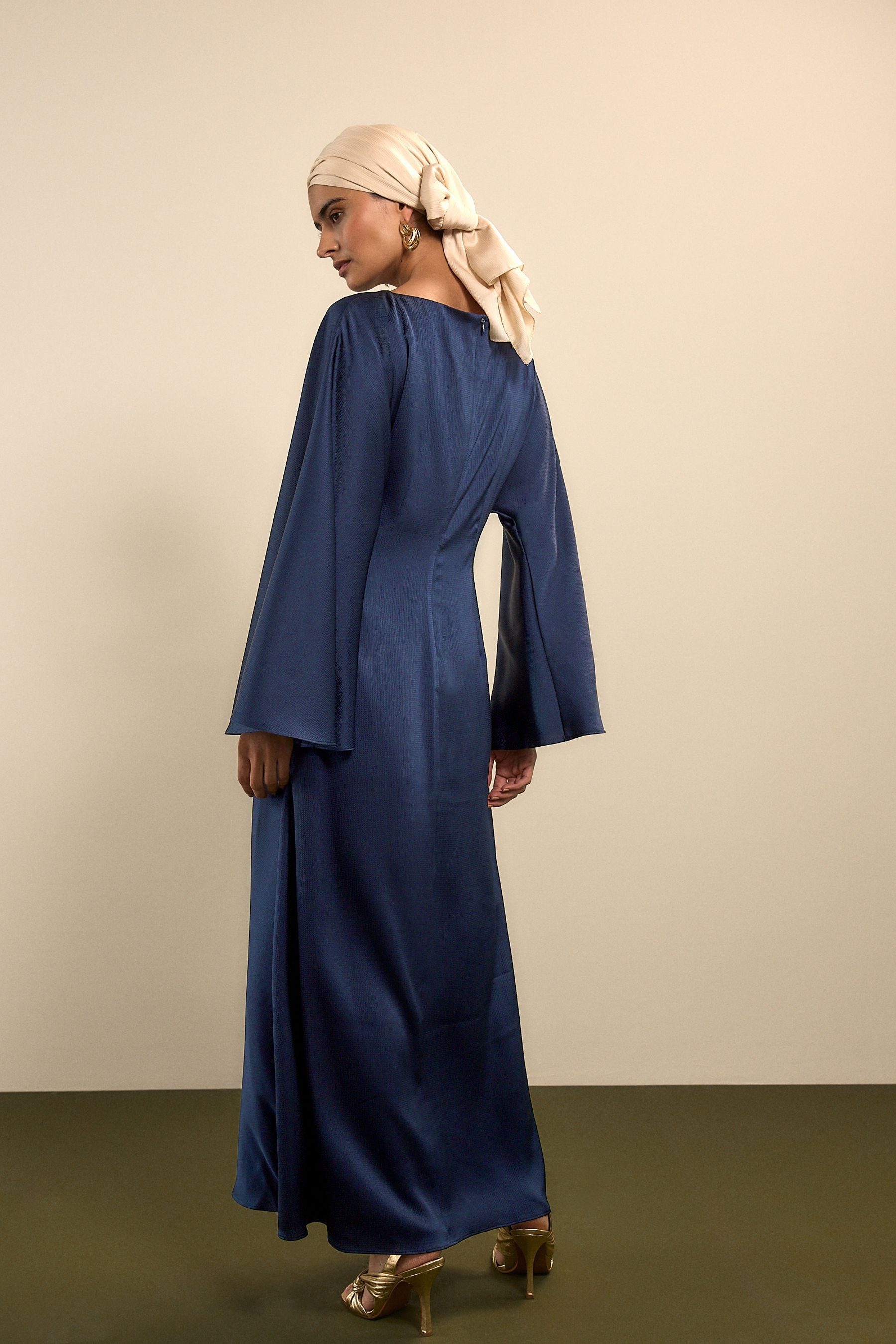 Next Maxikleid Satin-Maxikleid mit langen Ärmeln und Drehdetail (1-tlg)