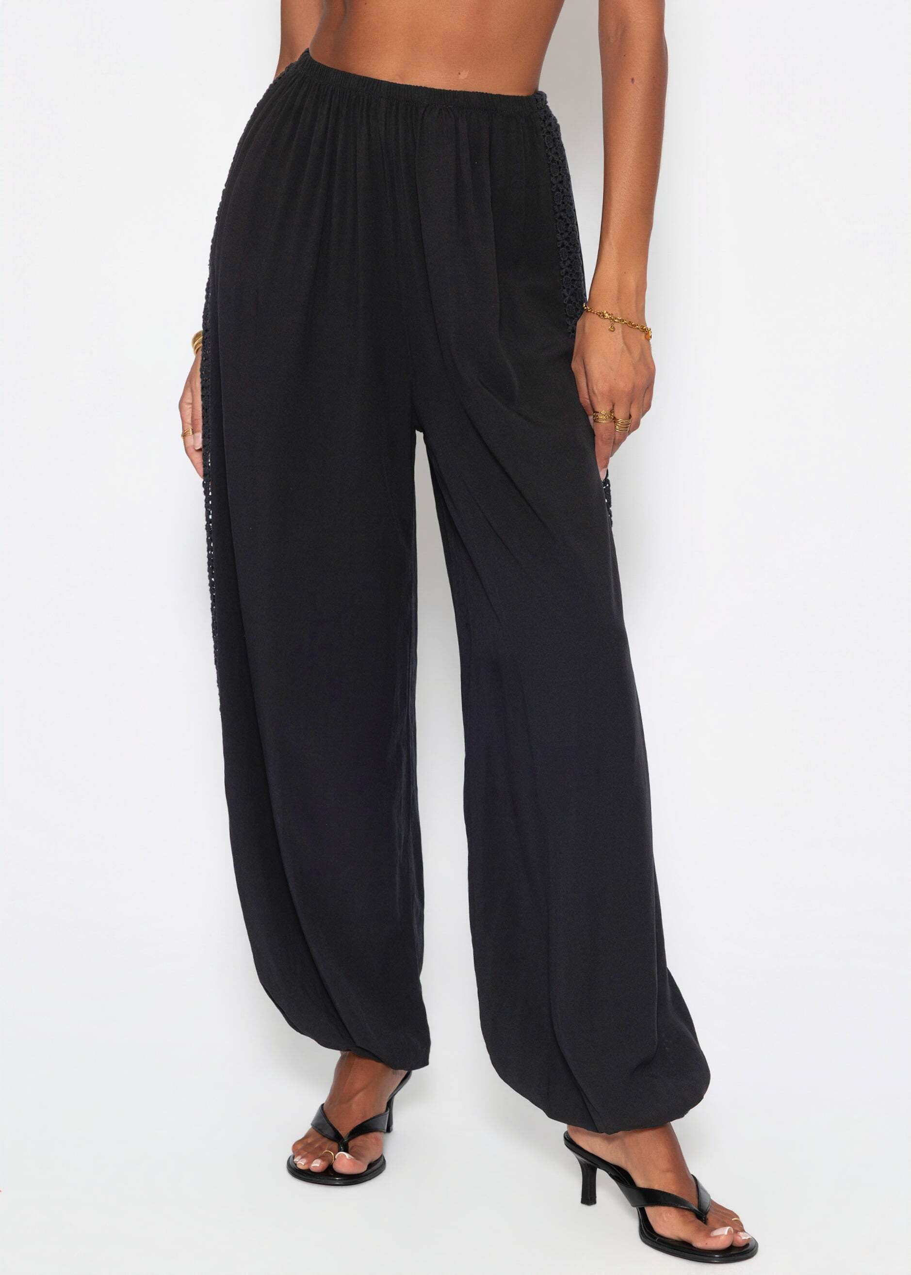 SASSYCLASSY Stoffhose Ballonhose mit Spitzeneinsätzen für Damen Lockere Hose mit elastischem Bund und Gummizug am Saum