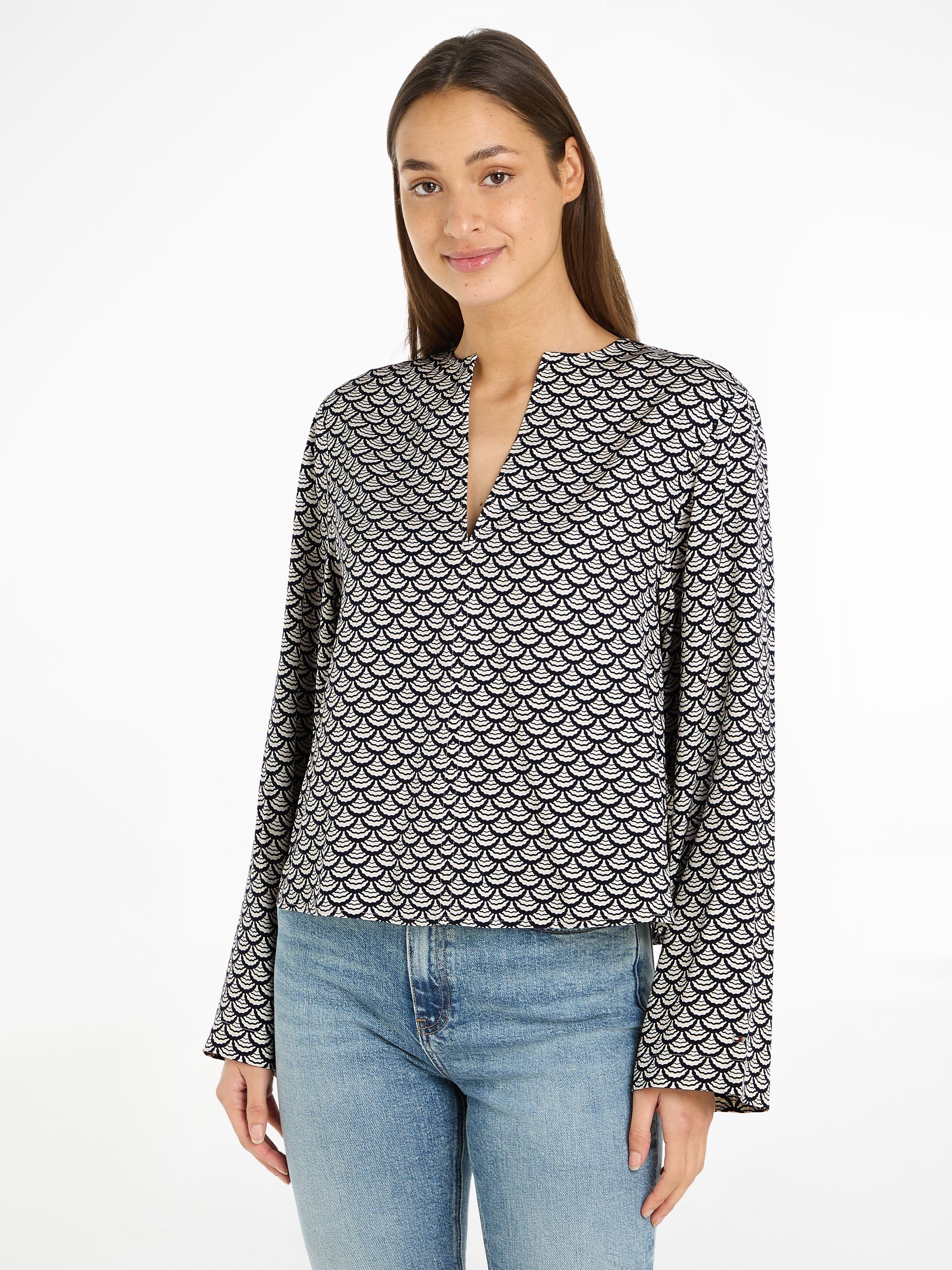 Tommy Hilfiger Blusentop SEAL AOP V-NECK BLOUSE mit Logopatch