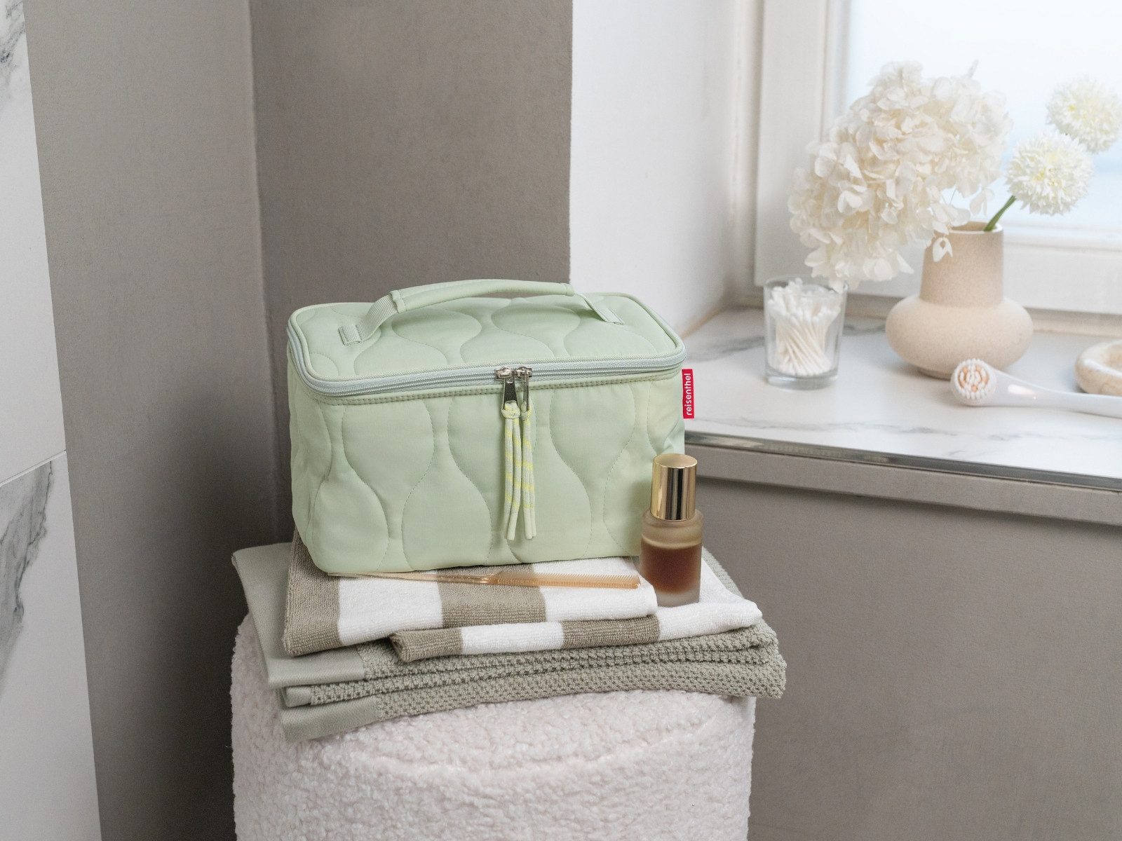REISENTHEL® Kosmetiktasche cosmetic case puffer iced matcha – Bild 5 von 5