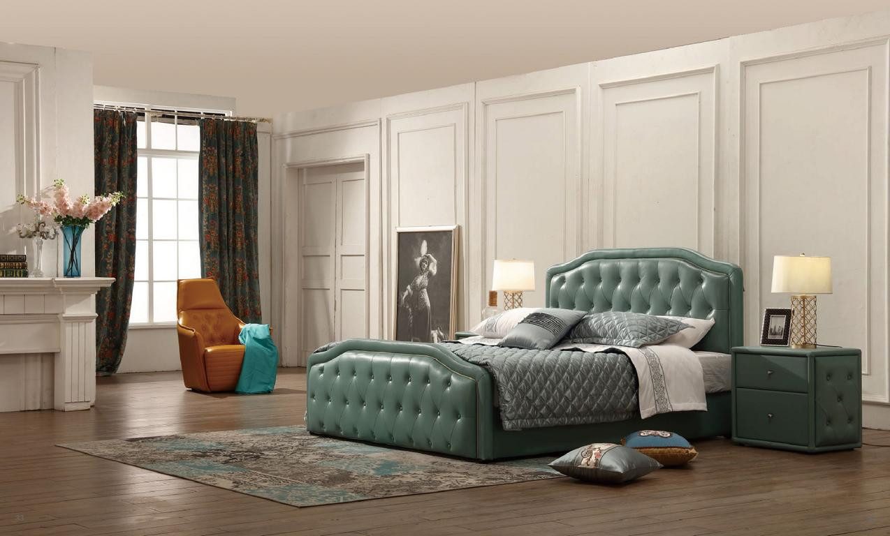 Bett Großes Luxus-Doppelbett mit modernem Design und Chesterfield-Leder in