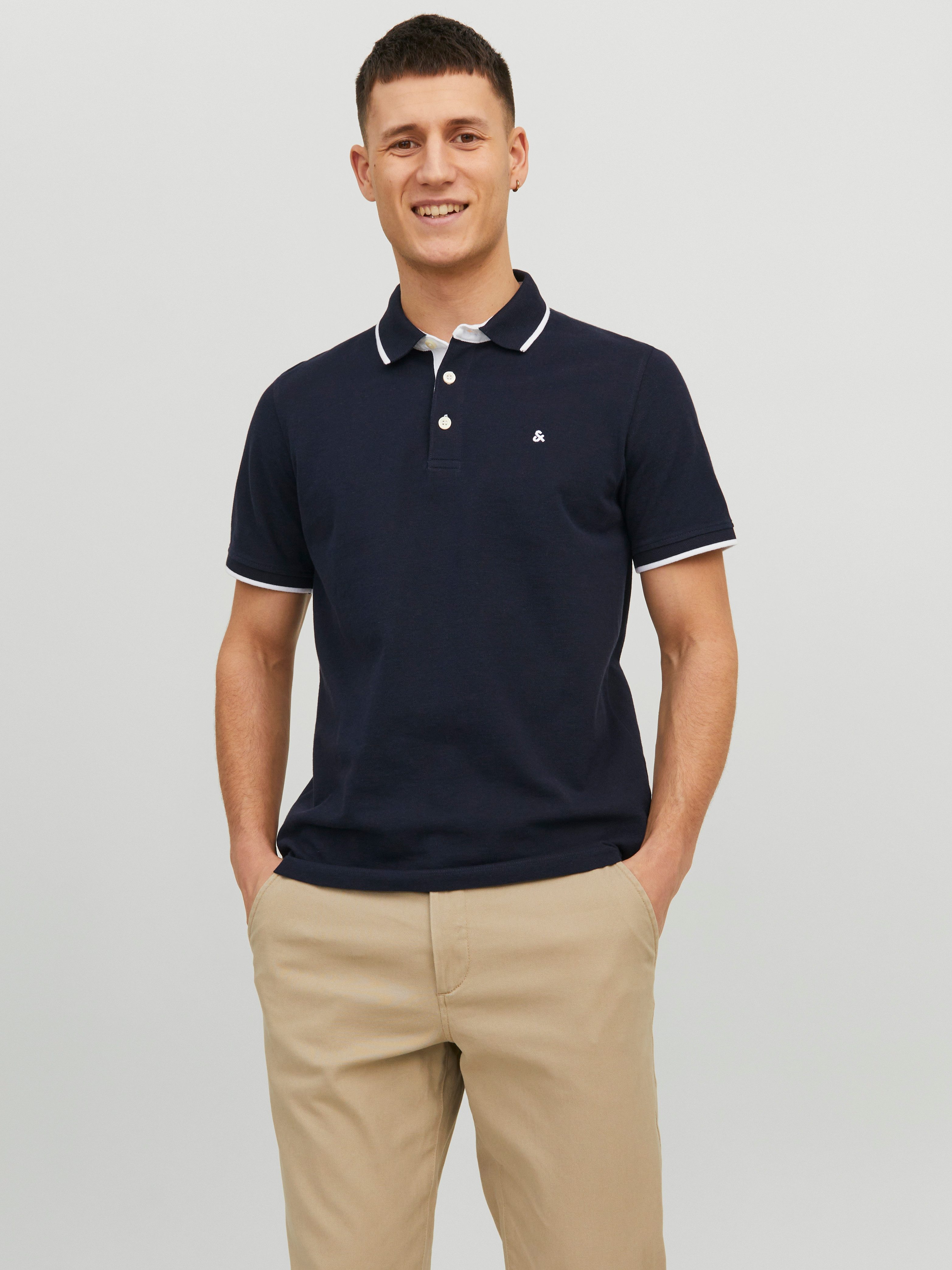 Jack & Jones Poloshirt JJEPAULOS POLO SS NOOS mit Logo Stickerei. Reduzierter Preis € 25,99. Unverbindliche Preisempfehlung € 29,99