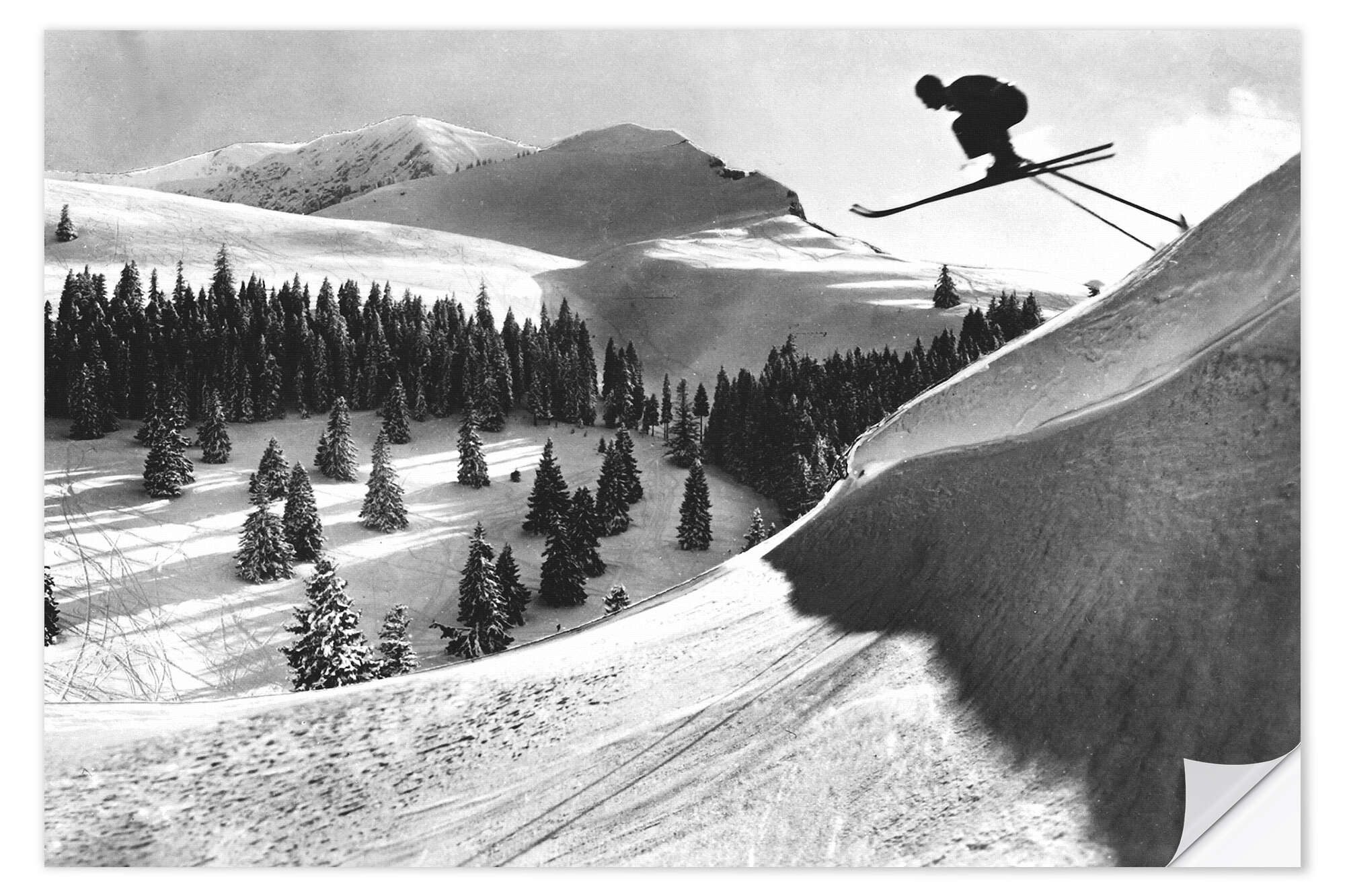 Posterlounge Wandfolie Vintage Ski Collection, Skispringer in Schneelandschaft mit Bäumen, Vintage Fotografie