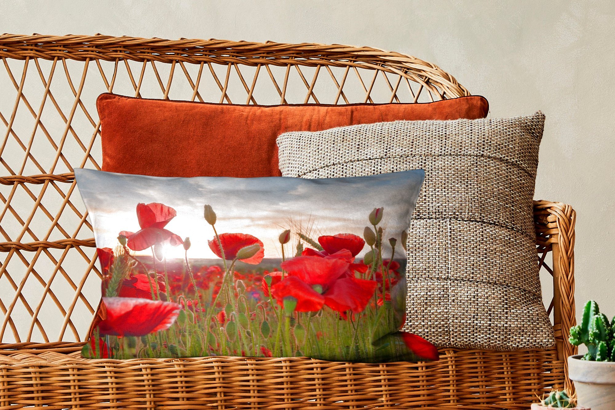 den Füllung, MuchoWow Dekoration, Wohzimmer Zierkissen, Dekokissen Schlafzimmer schönen Sonnenuntergang mit hinter Dekokissen Mohnblumen,