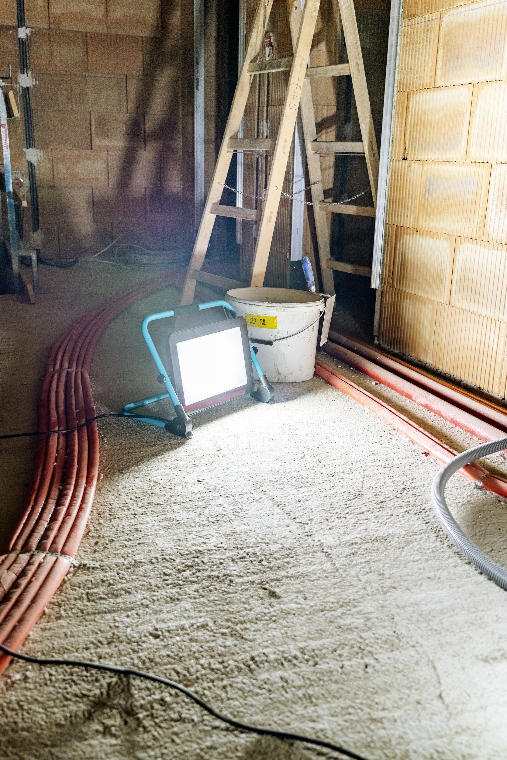 EGLO Deckenstrahler AVELAR Strahler - Alu, Kunststoff - LED - 200W - IP65, LED fest integriert, Neutralweiß, LED Baustrahler, Arbeitsleuchte, Arbeitsscheinwerfer, L36xB22xH38 cm