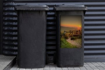 MuchoWow Wandsticker Bild eines Sonnenaufgangs am Horizont einer großen Landschaft in (1 St), Mülleimer-aufkleber, Mülltonne, Sticker, Container, Abfalbehälter