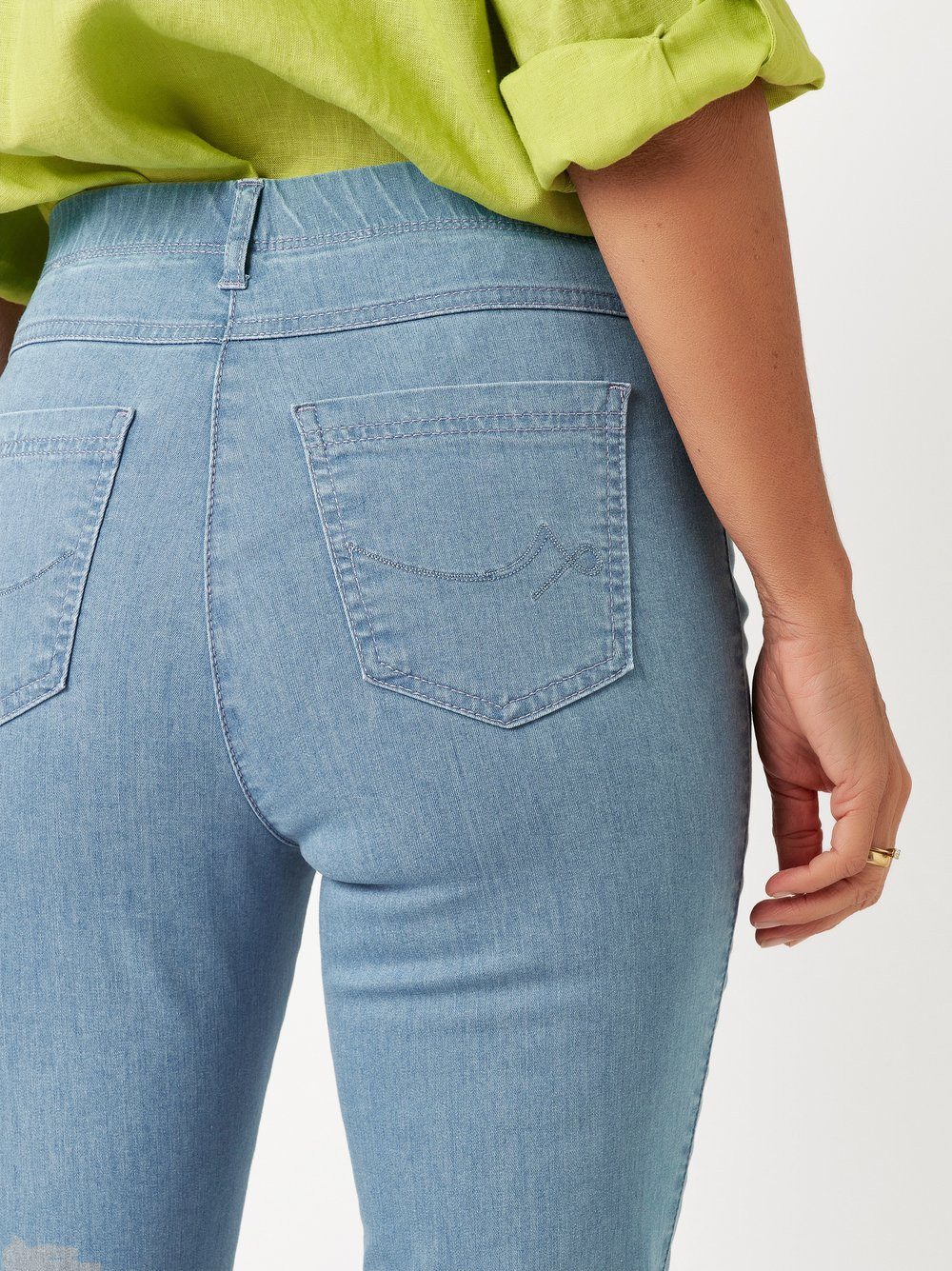 Relaxed by TONI Stretch-Jeans RELAXED BY TONI MEINE BESTE FREUNDIN light soft blue 2840-82 12-57.053 – Bild 4 von 4