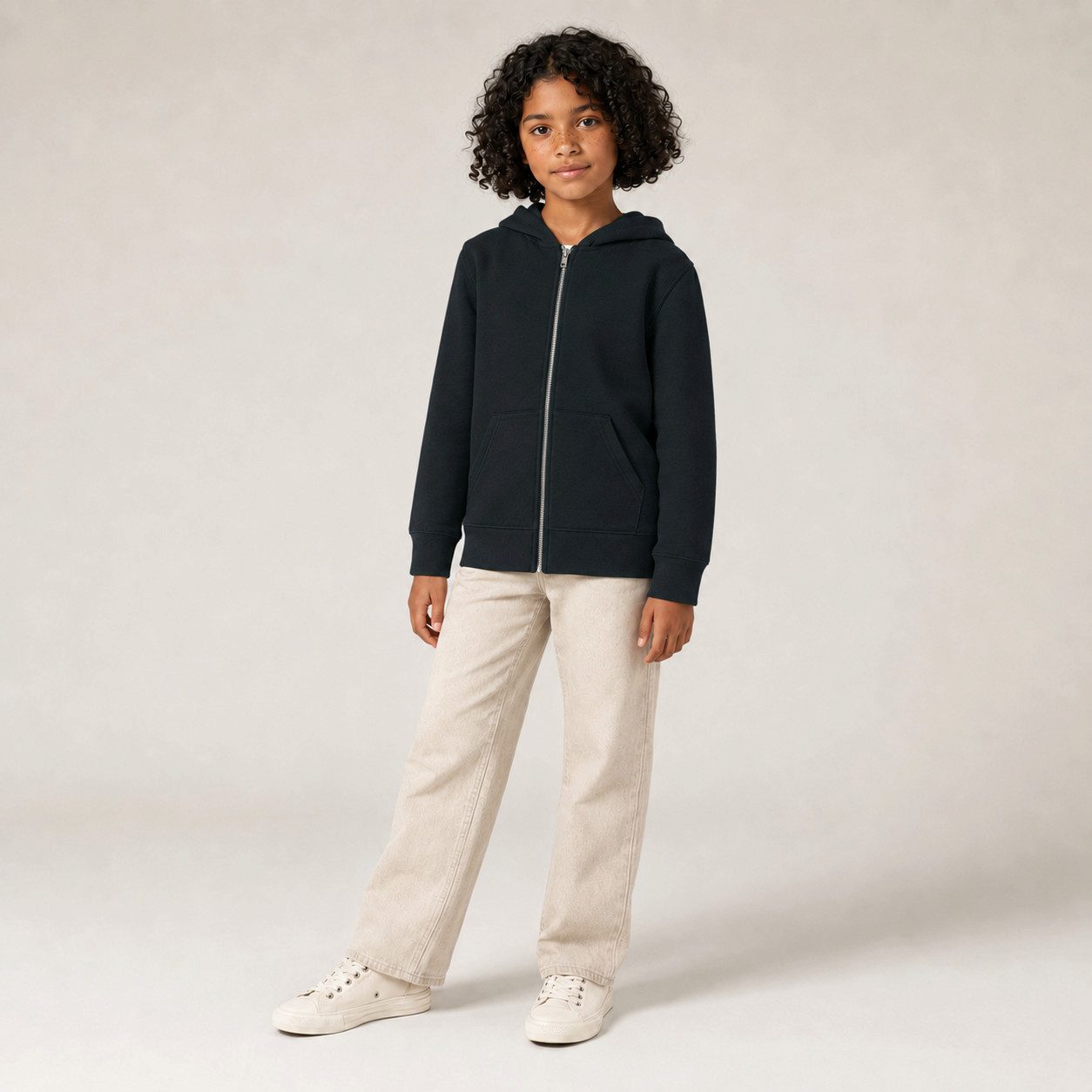Sitztgut Kapuzensweatjacke Kinder Zip-Hoodie aus Bio-Baumwolle (1-tlg) Doppellagige Kapuze, Metallreißverschluss und Kängurutaschen