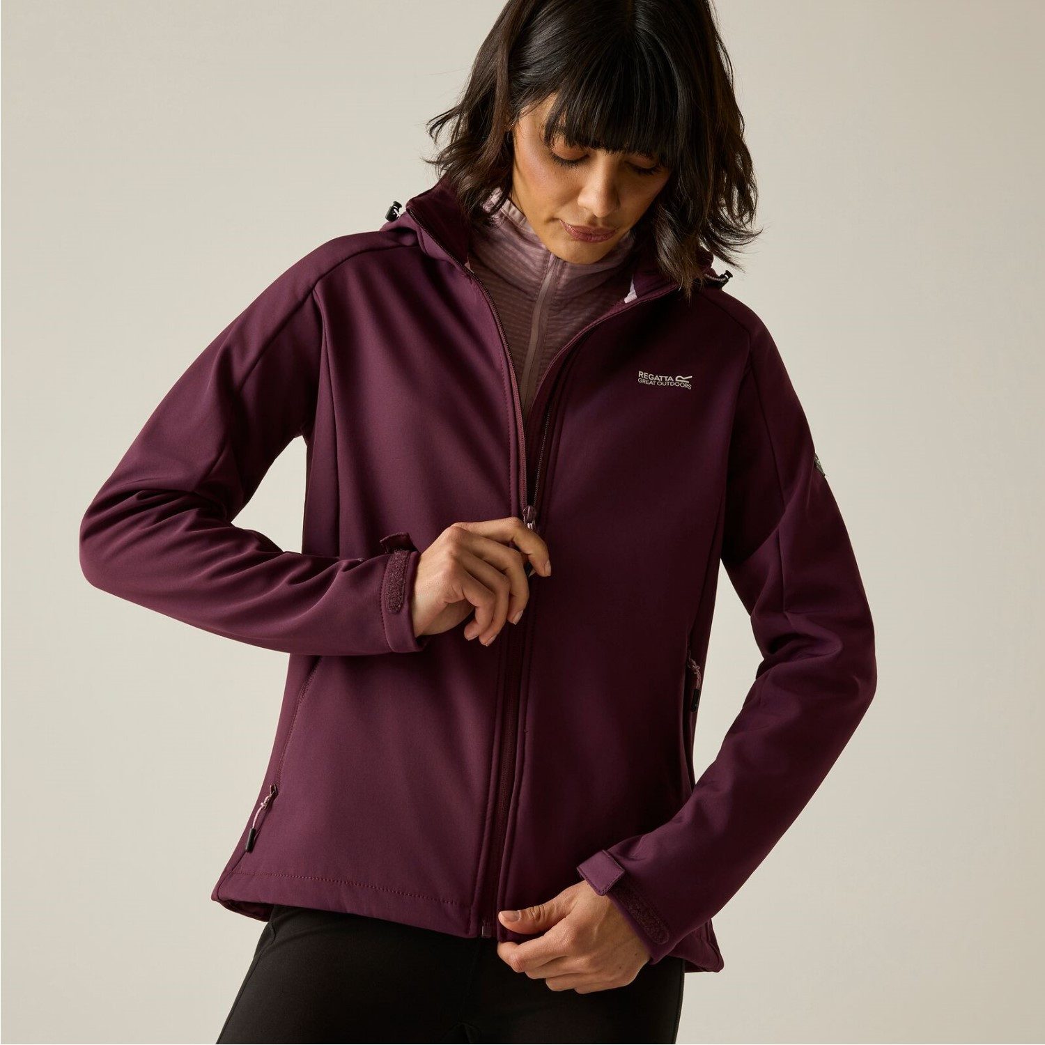 Regatta Softshelljacke Deyana mit abnhembare Kapuze – Bild 2 von 5