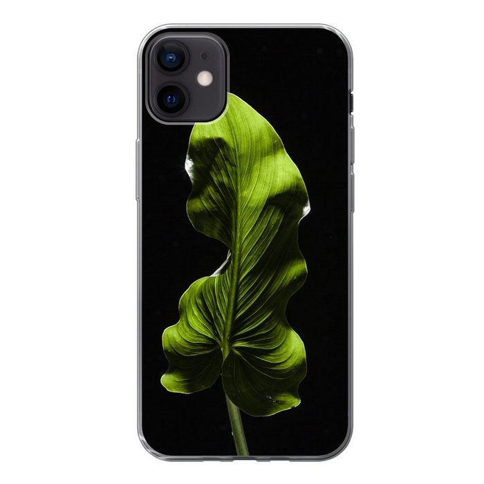 MuchoWow Handyhülle Ein grünes Blatt auf schwarzem Hintergrund Handyhülle Apple iPhone 12 Mini Smartphone-Bumper Print Handy